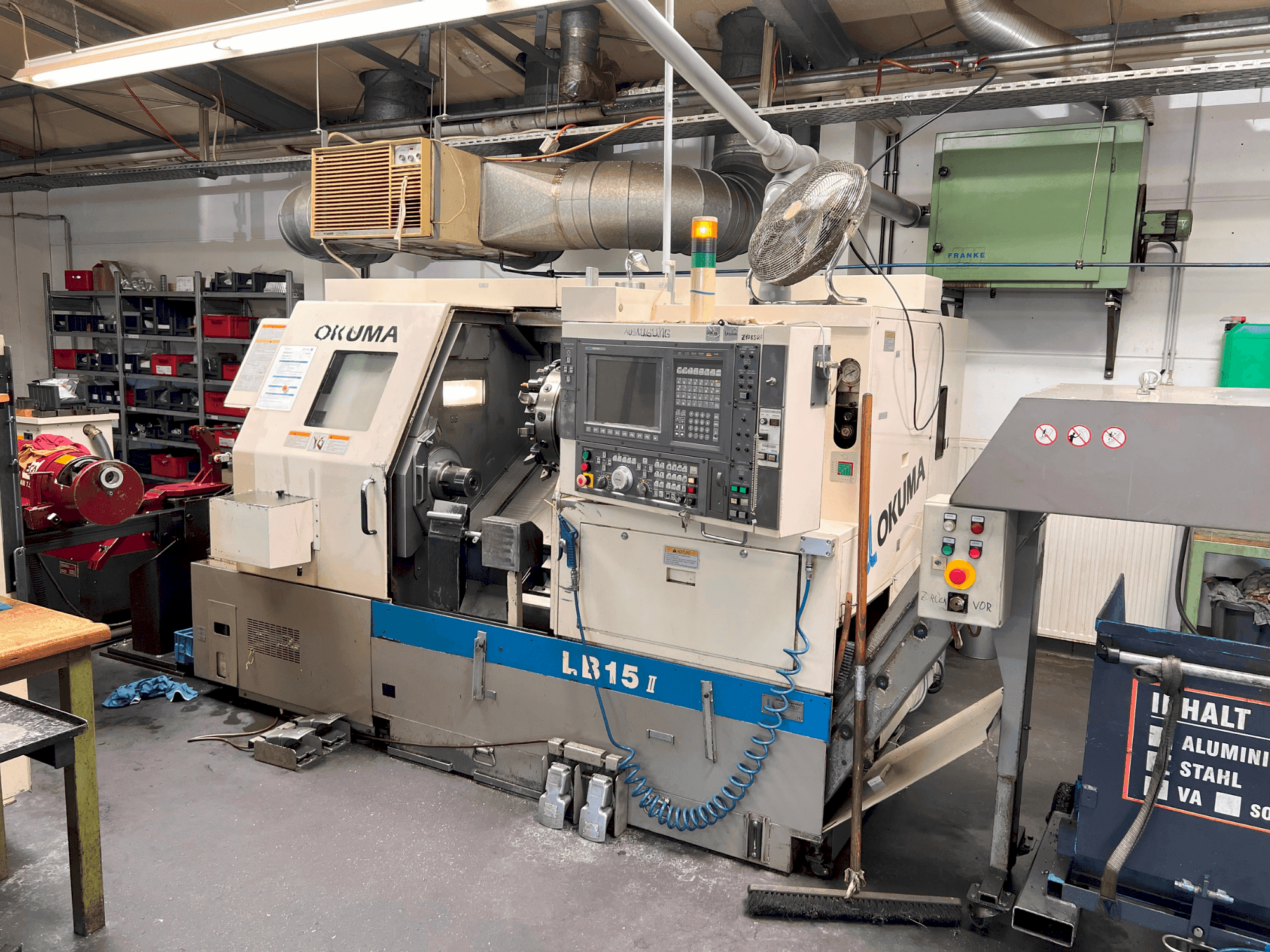 Prikaz stroja Okuma LB15II sprijeda