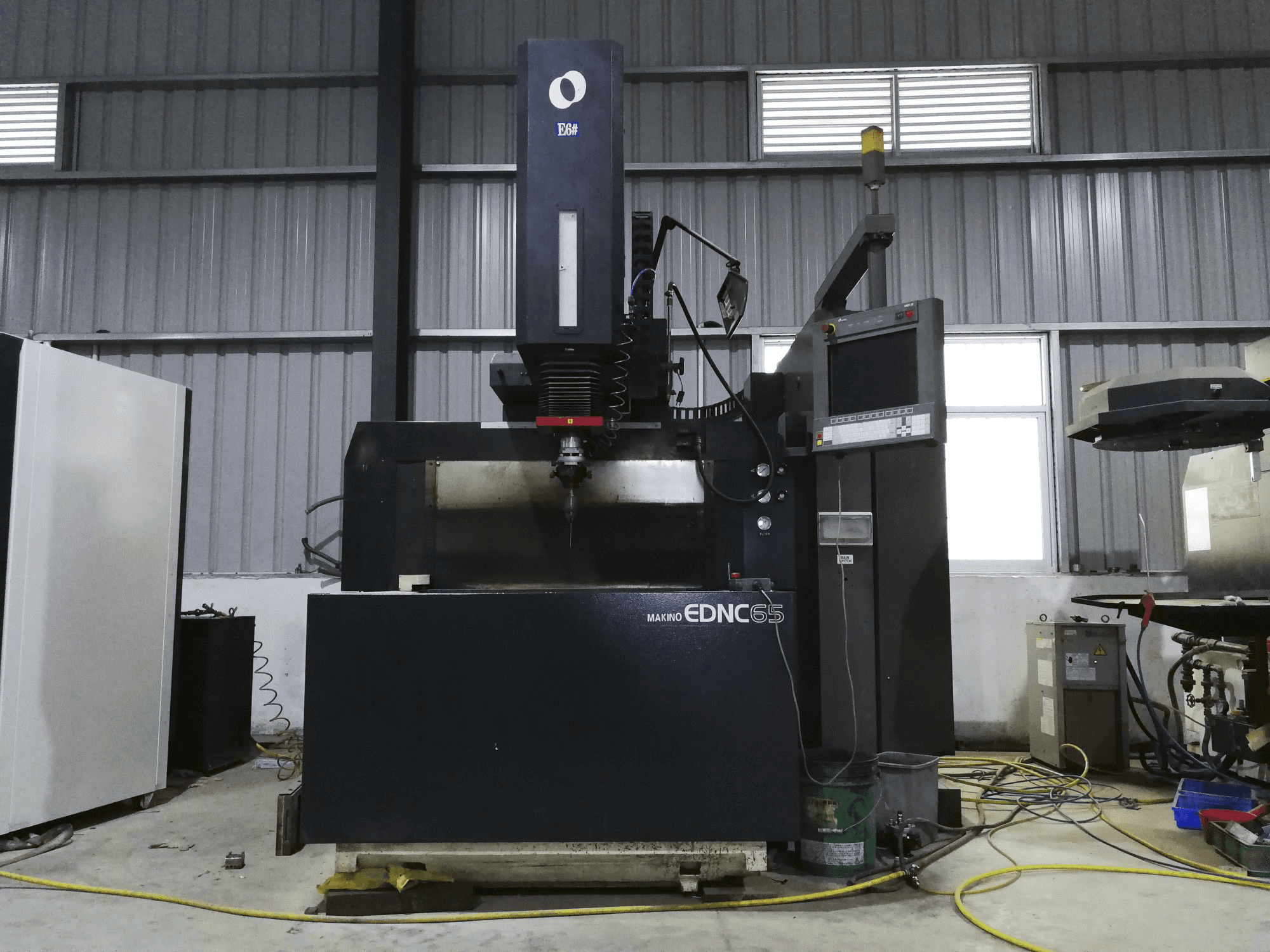 Prikaz stroja Makino EDNC65 sprijeda