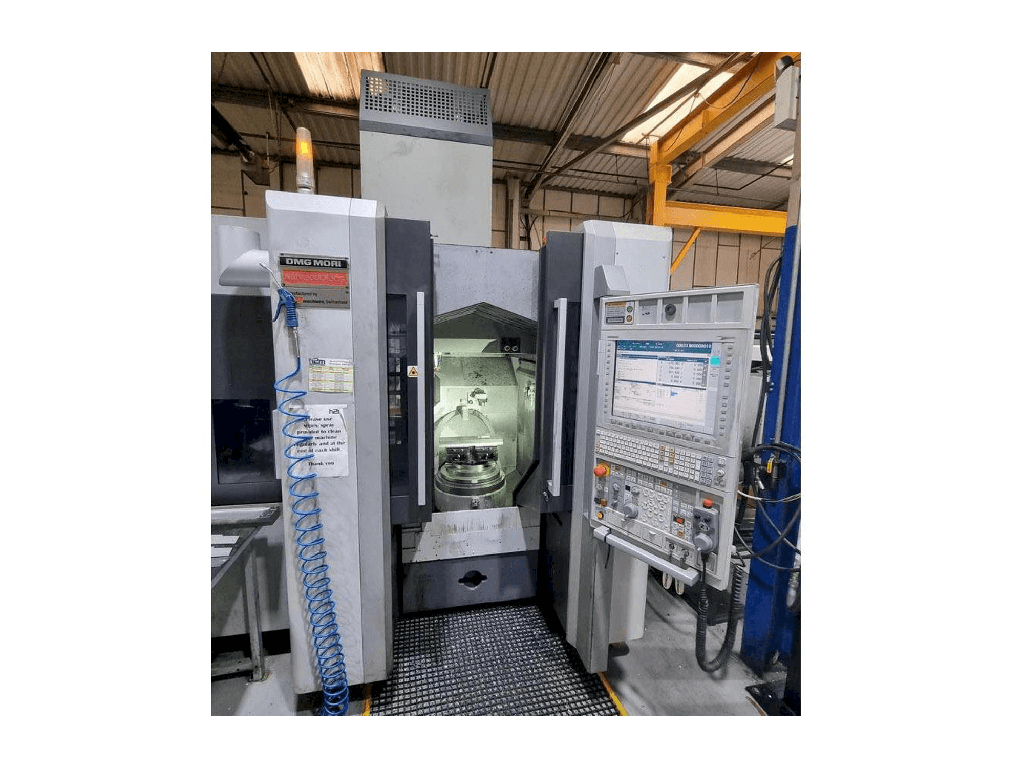 Prikaz stroja DMG MORI NMV3000 DCG sprijeda