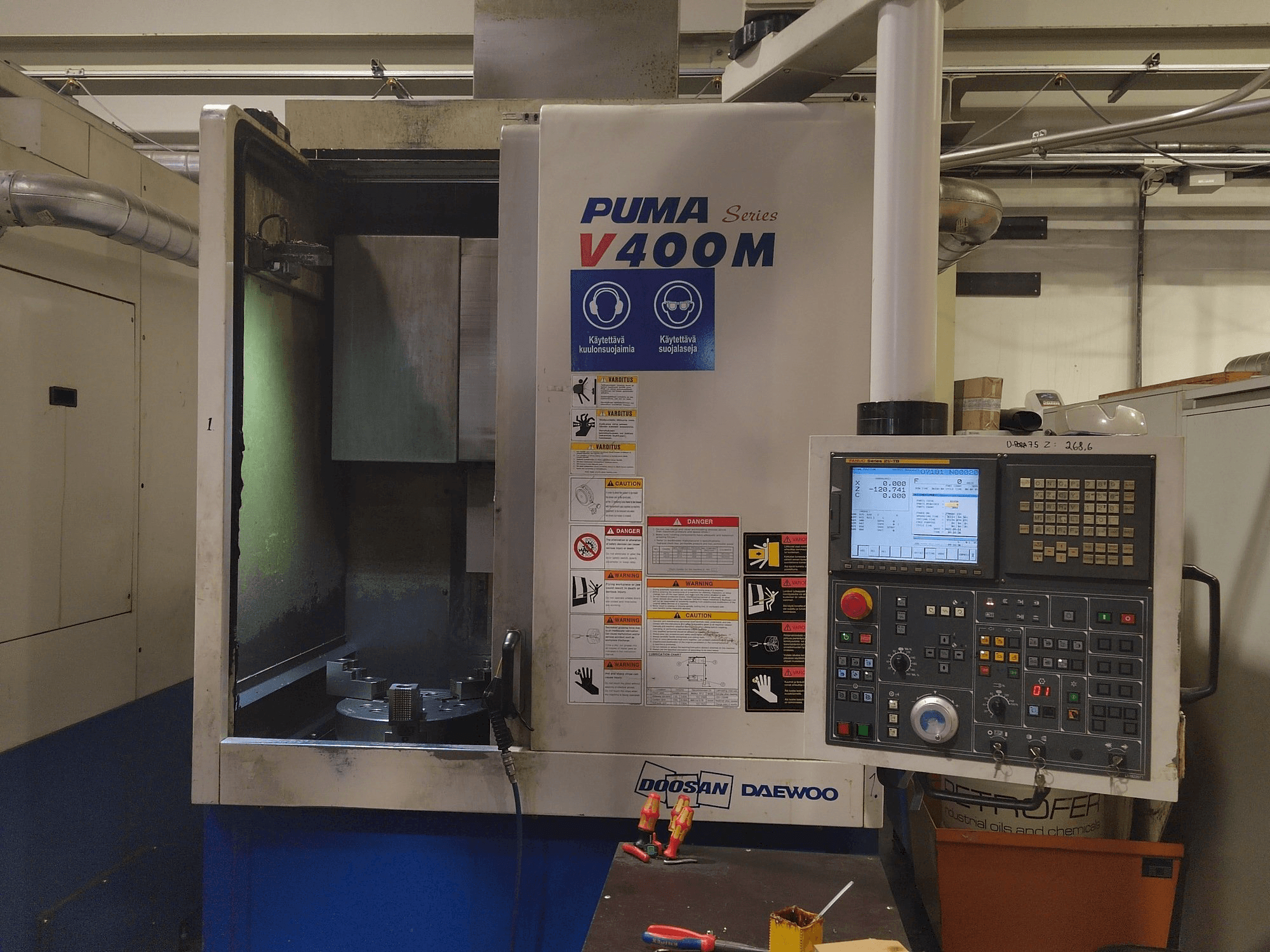 Prikaz stroja Doosan Puma V400M sprijeda