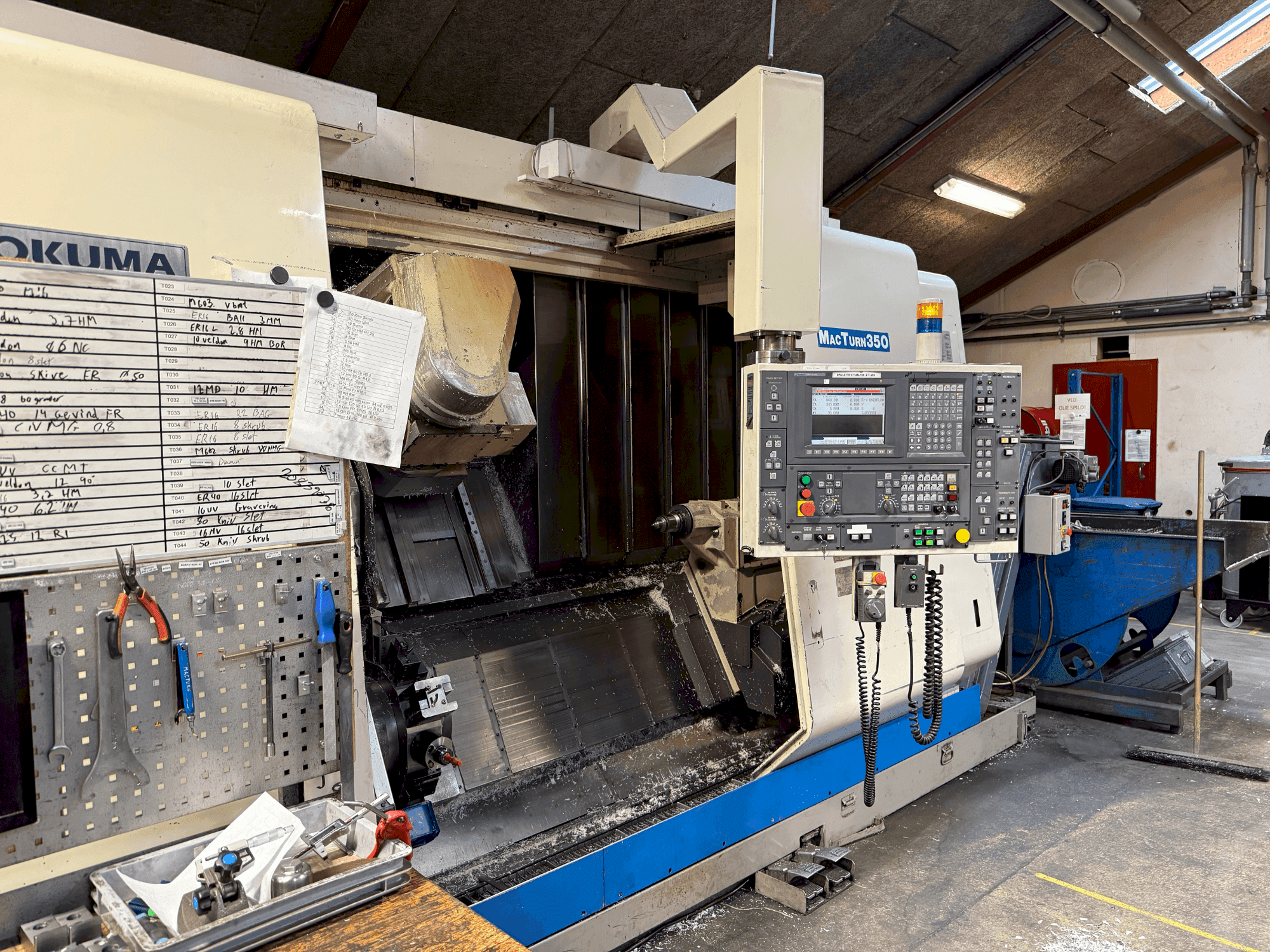 Prikaz stroja Okuma MacTurn 350 sprijeda