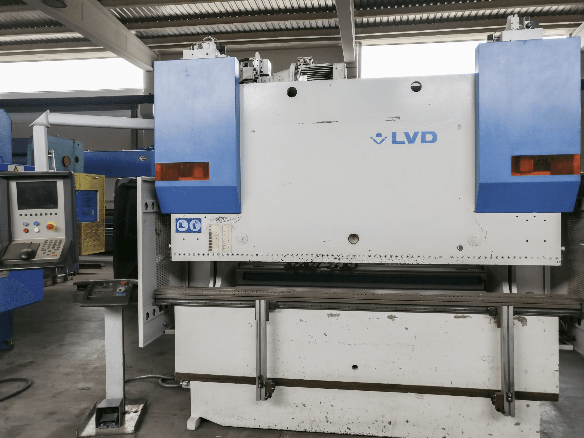 Prikaz stroja LVD PPEB 80/25 CAD-CNC sprijeda