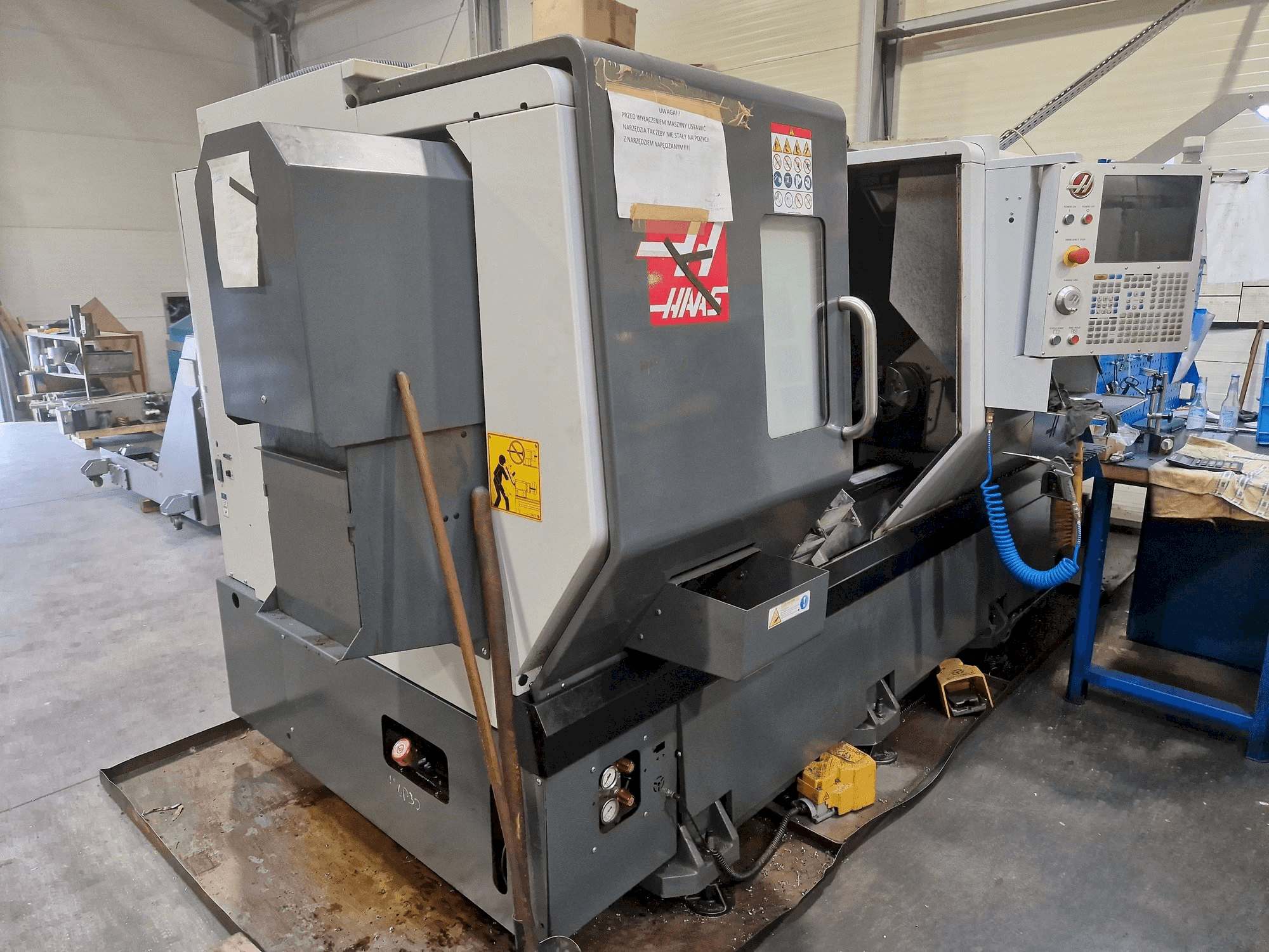 Prikaz lijeve strane stroja HAAS DS-30Y