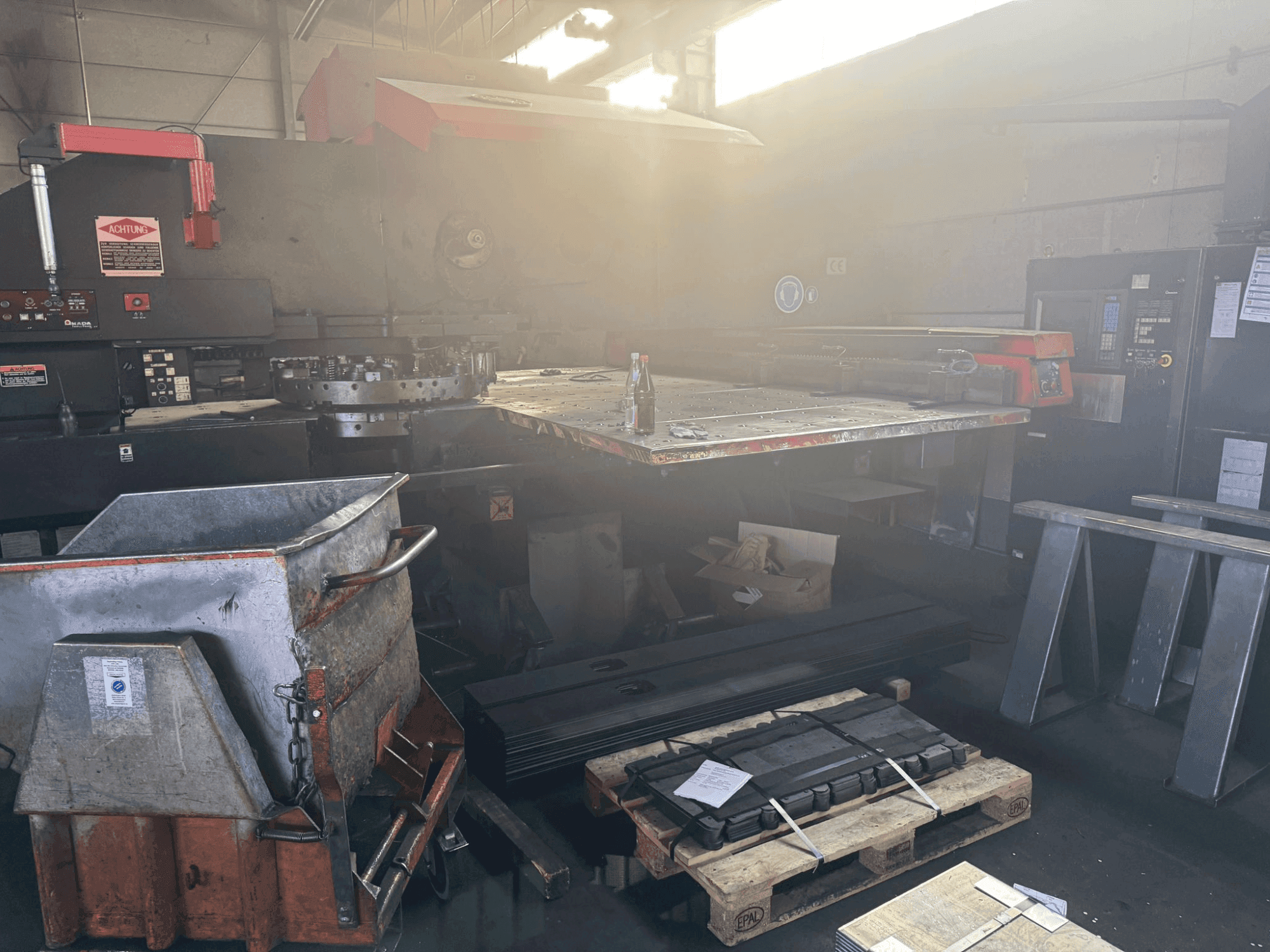 Prikaz stroja AMADA PEGA 306072 2000MM sprijeda