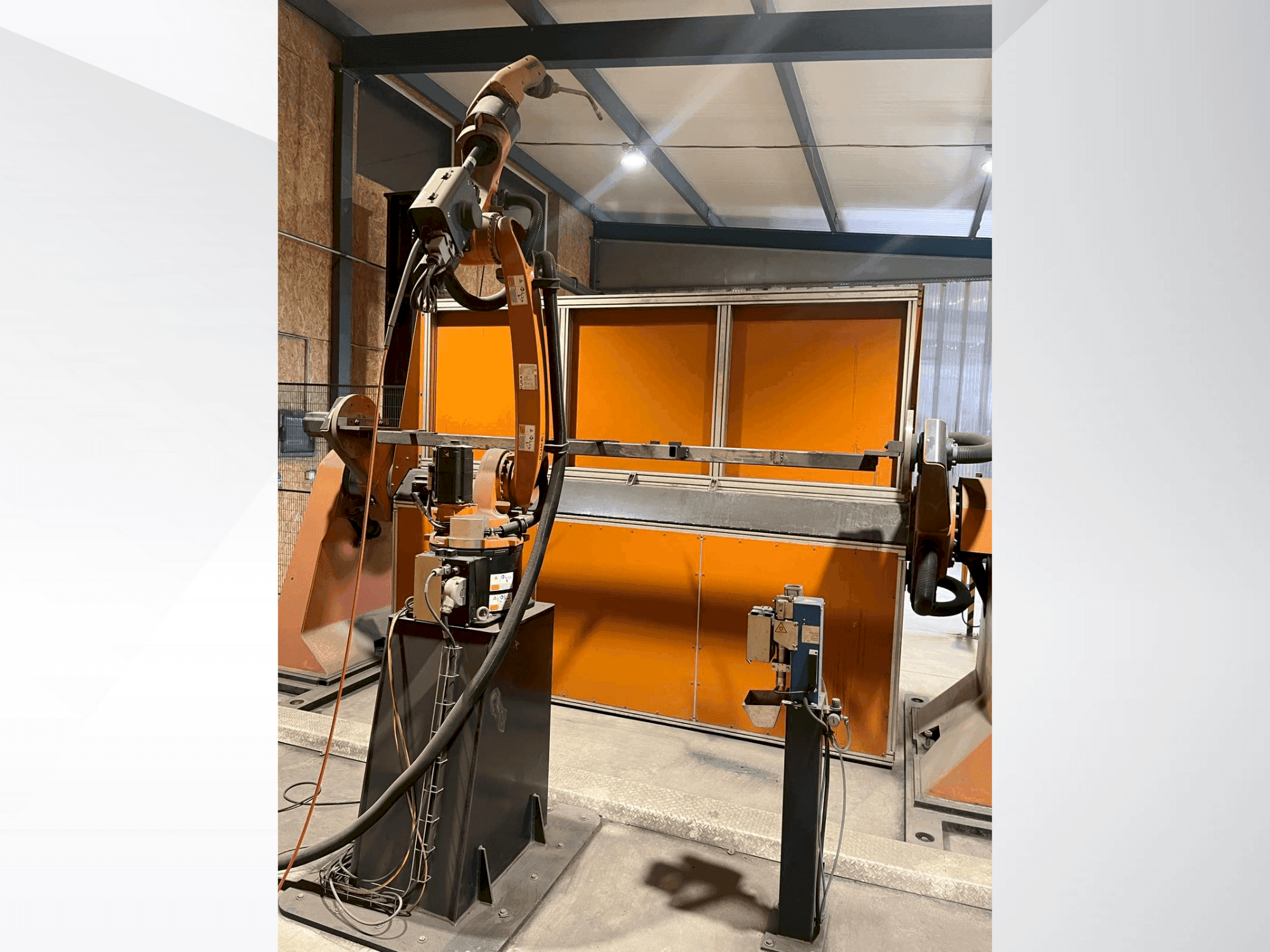 Prikaz stroja KUKA KR8 R2100-2 arc HW sprijeda