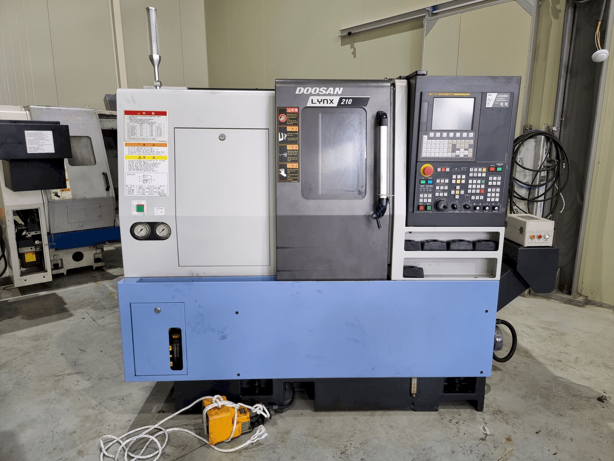 Prikaz stroja Doosan LYNX 210 sprijeda