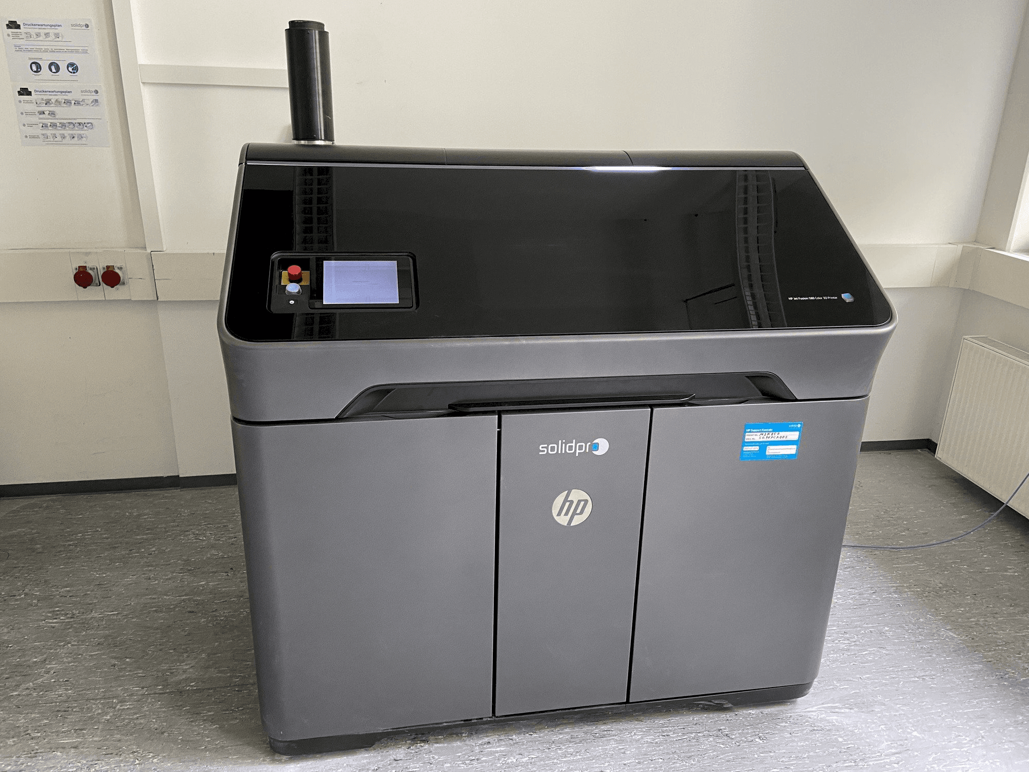 Prikaz stroja HP Jet Fusion 580 Color 3D printer sprijeda