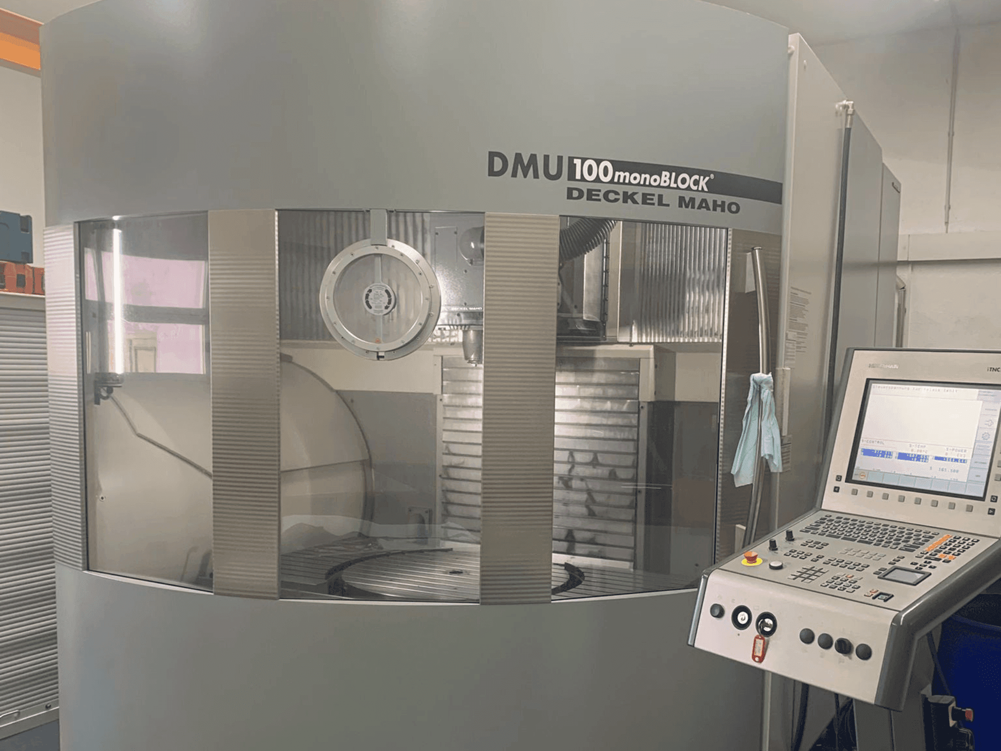 Prikaz stroja DMG DECKEL MAHO 100T Monoblock sprijeda