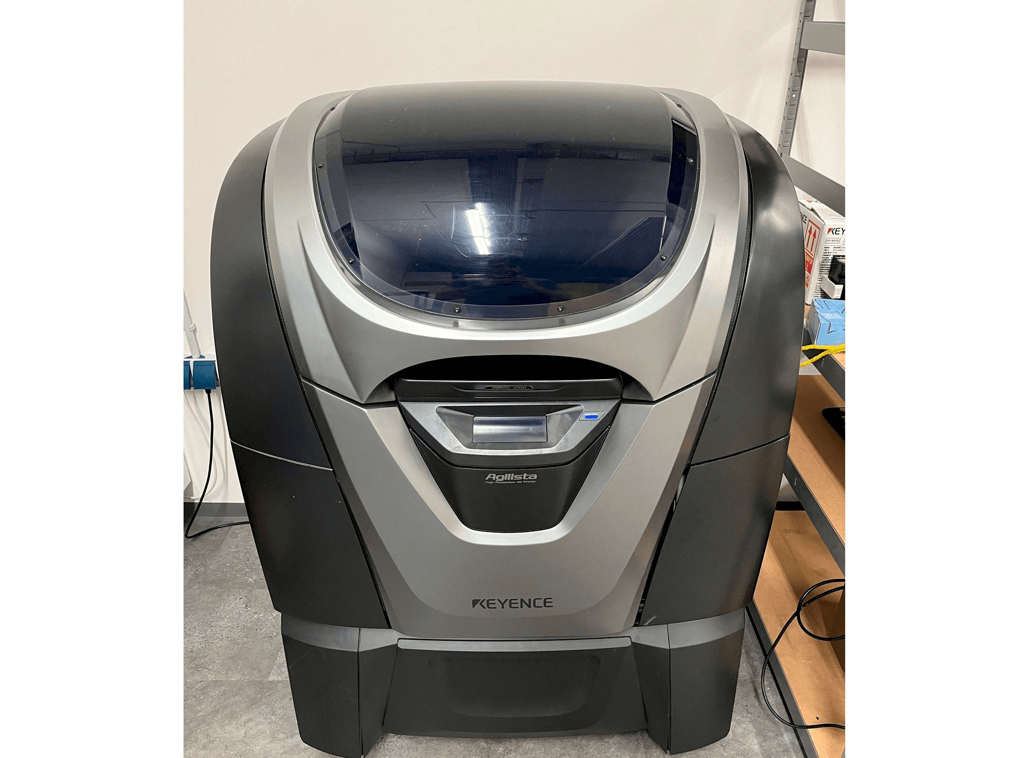 Prikaz stroja KEYENCE Agilista 3200-w sprijeda