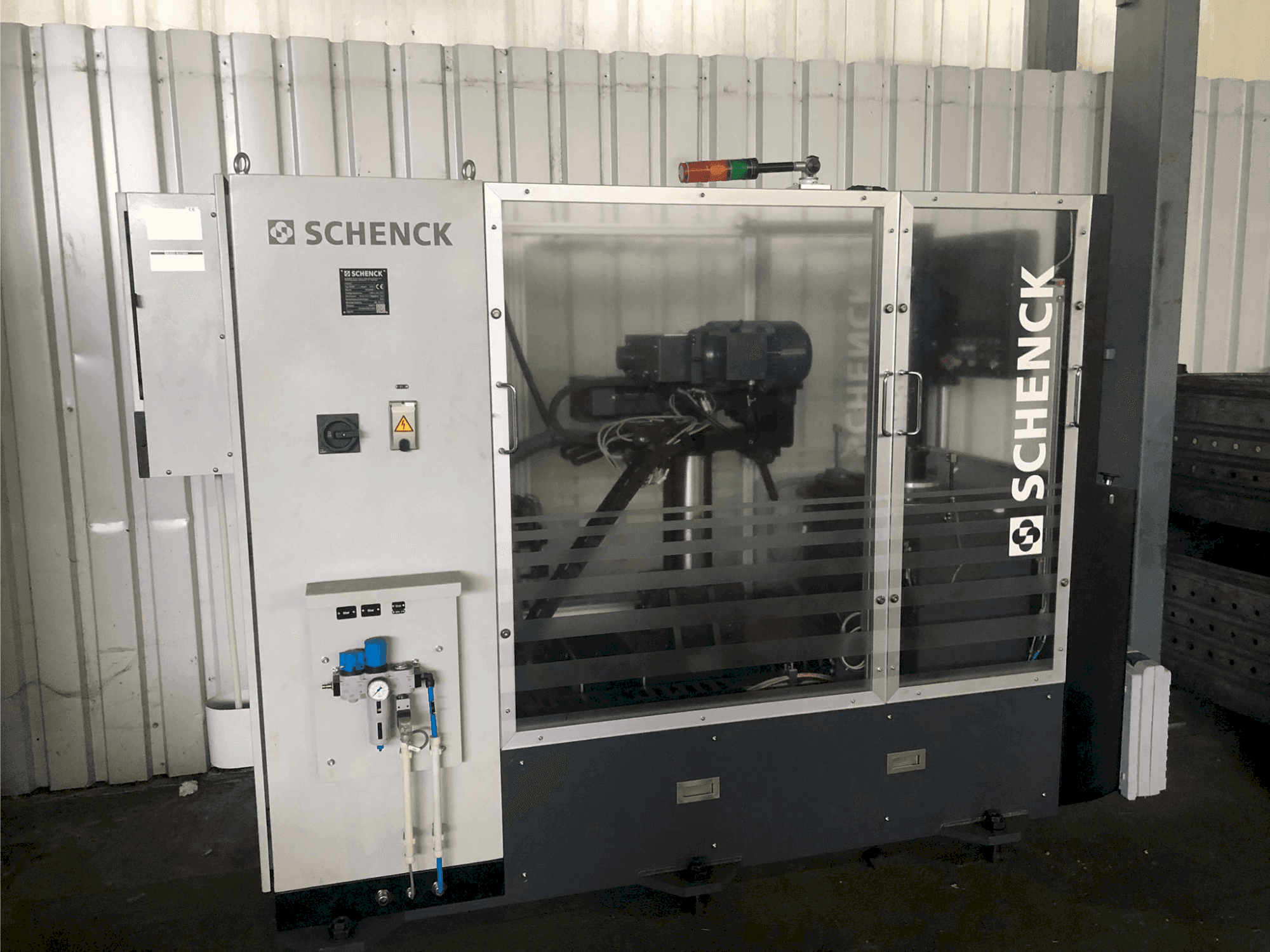 Prikaz stroja SCHENCK DISTEC sprijeda