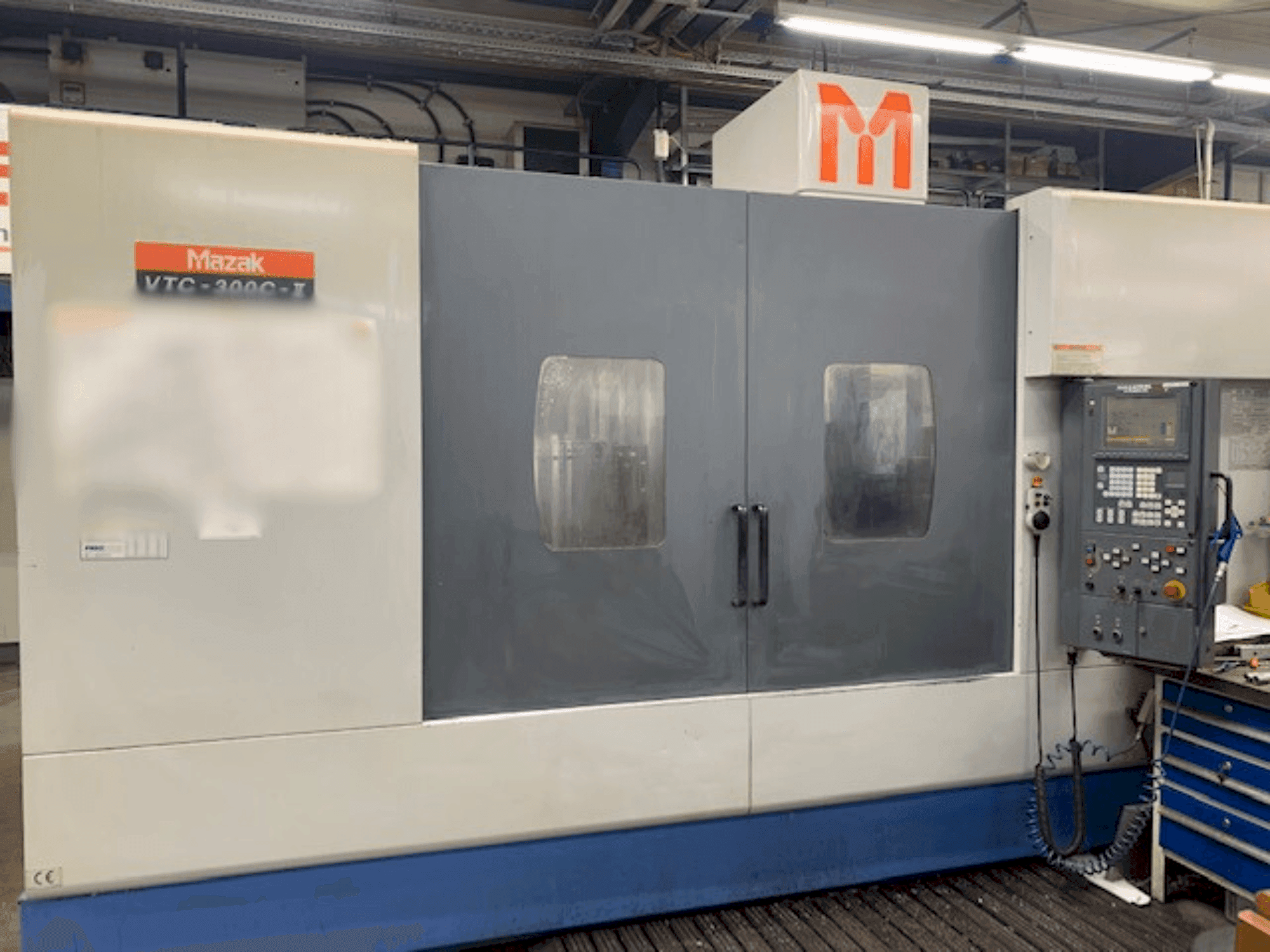 Prikaz stroja Mazak VTC 300C II sprijeda