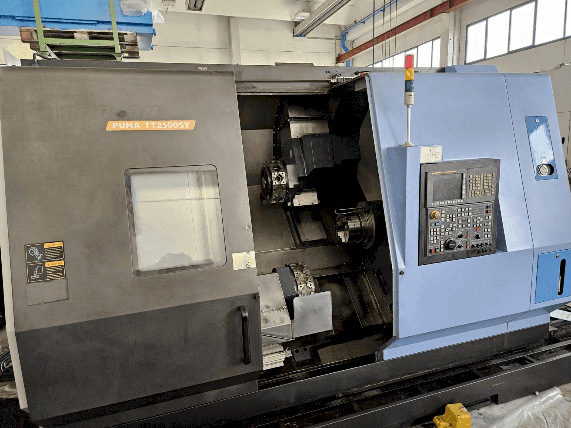 Prikaz stroja DOOSAN TT2500SY sprijeda