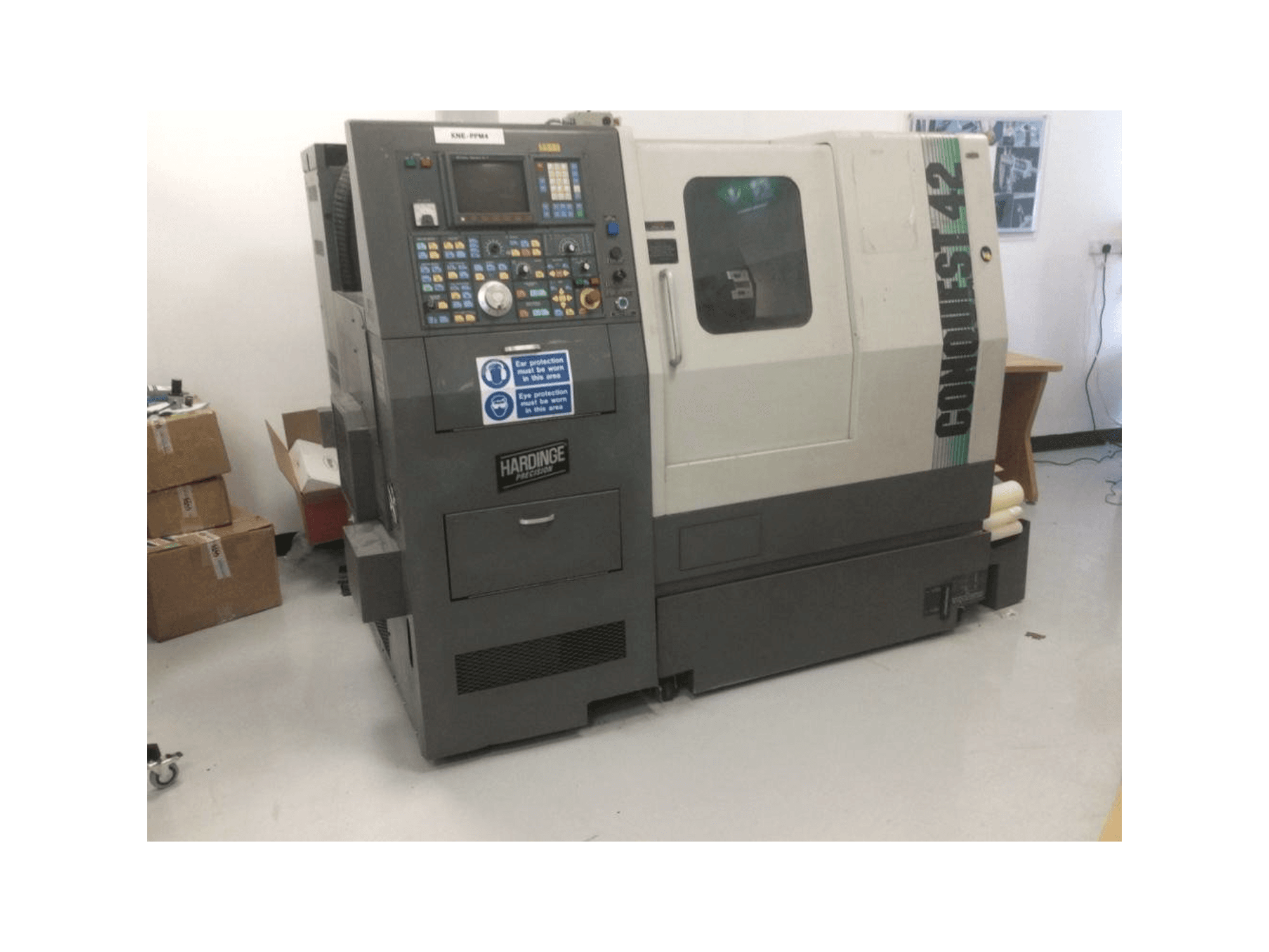 Prikaz stroja Hardinge Conquest 42 sprijeda