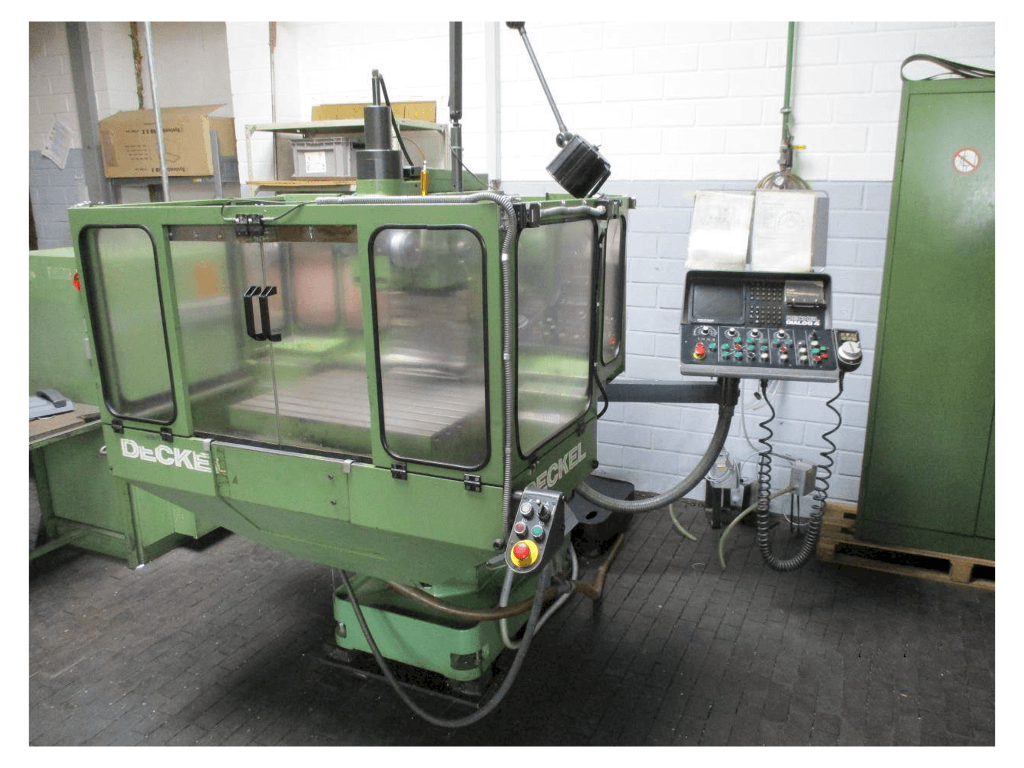 Prikaz stroja DECKEL FP 3NC sprijeda