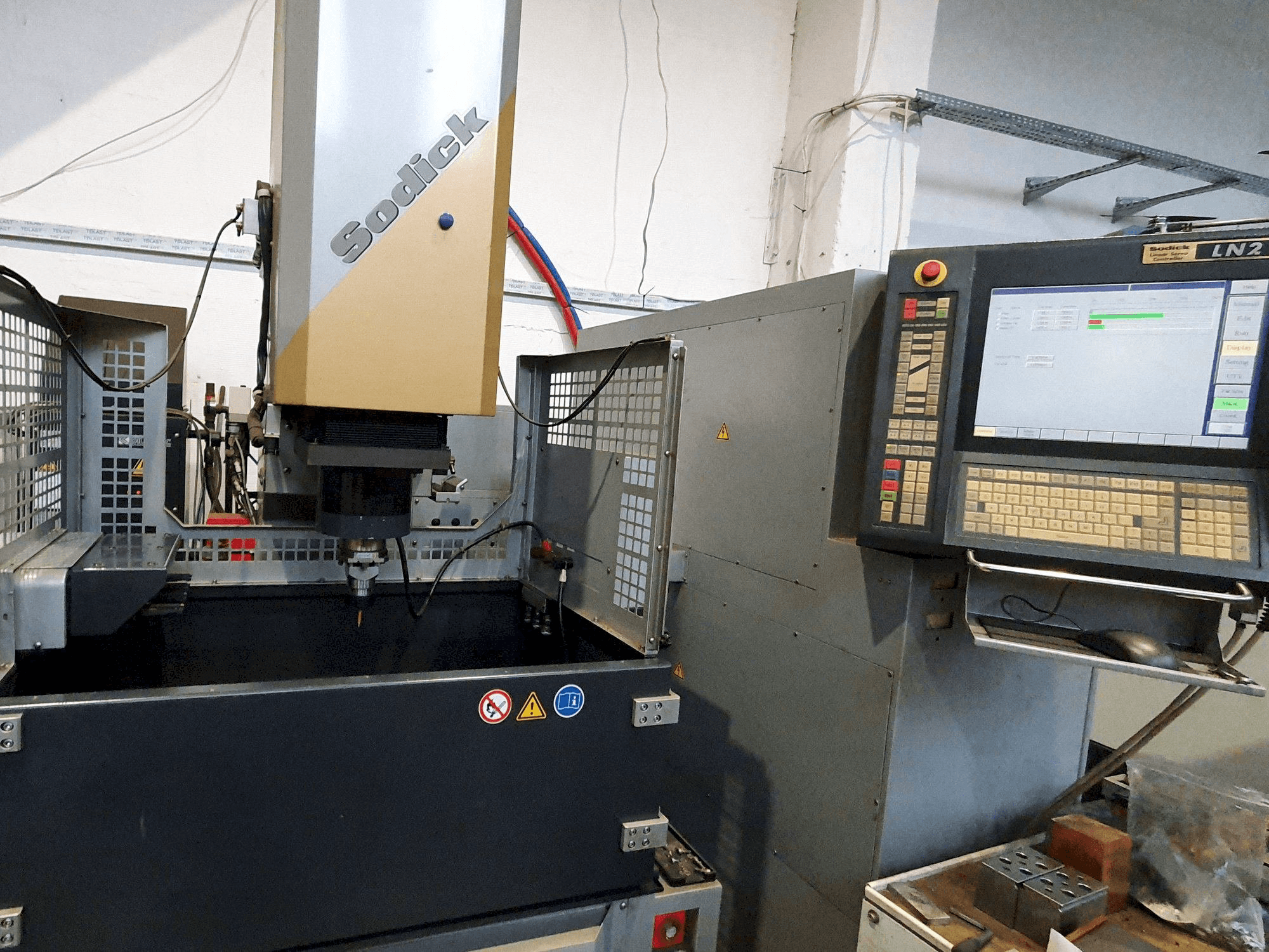 Prikaz stroja Sodick AM3L (2005) sprijeda