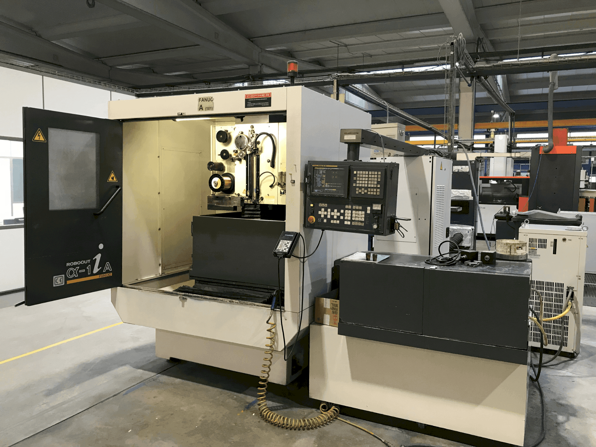 Prikaz stroja FANUC ROBOCUT α-1iA sprijeda