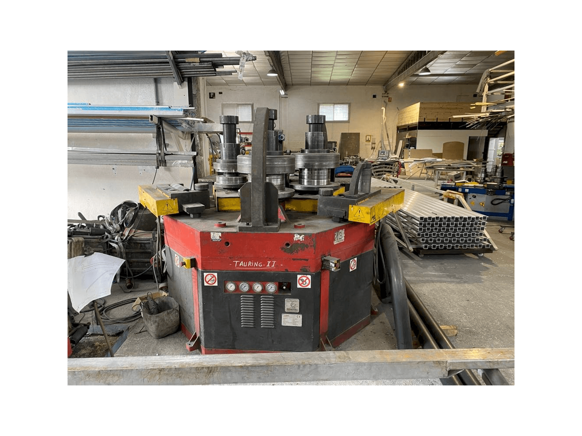 Prikaz stroja Tauring Alfa 200 sprijeda