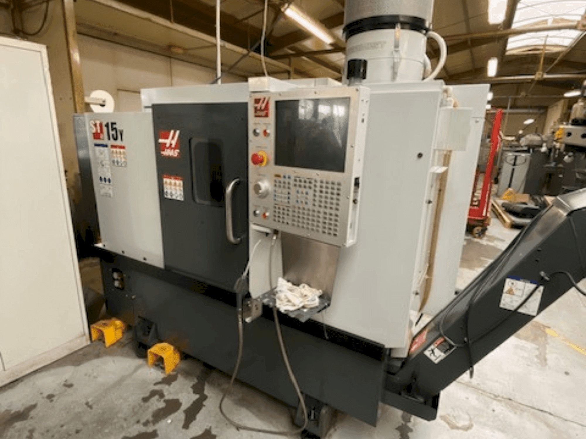 Prikaz stroja HAAS ST-15Y sprijeda