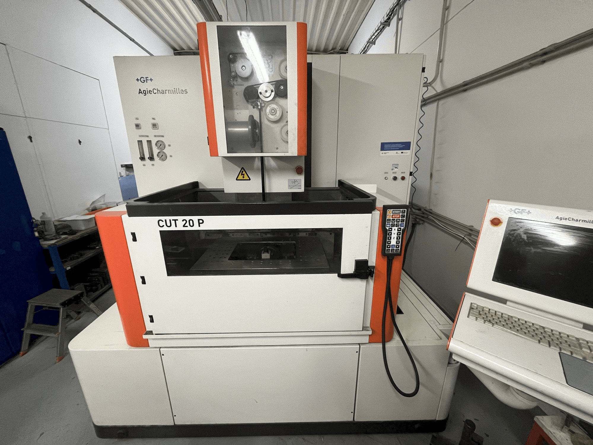 Prikaz stroja AgieCharmilles CUT 20 P sprijeda