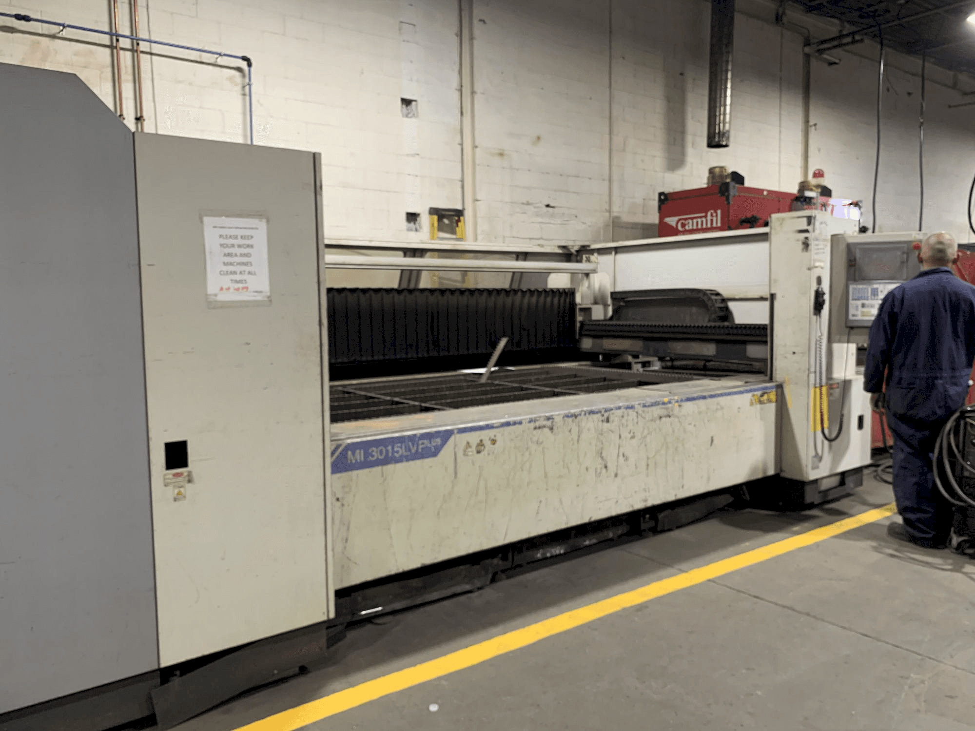 Prikaz lijeve strane stroja Mitsubishi LV 3015 PLUS