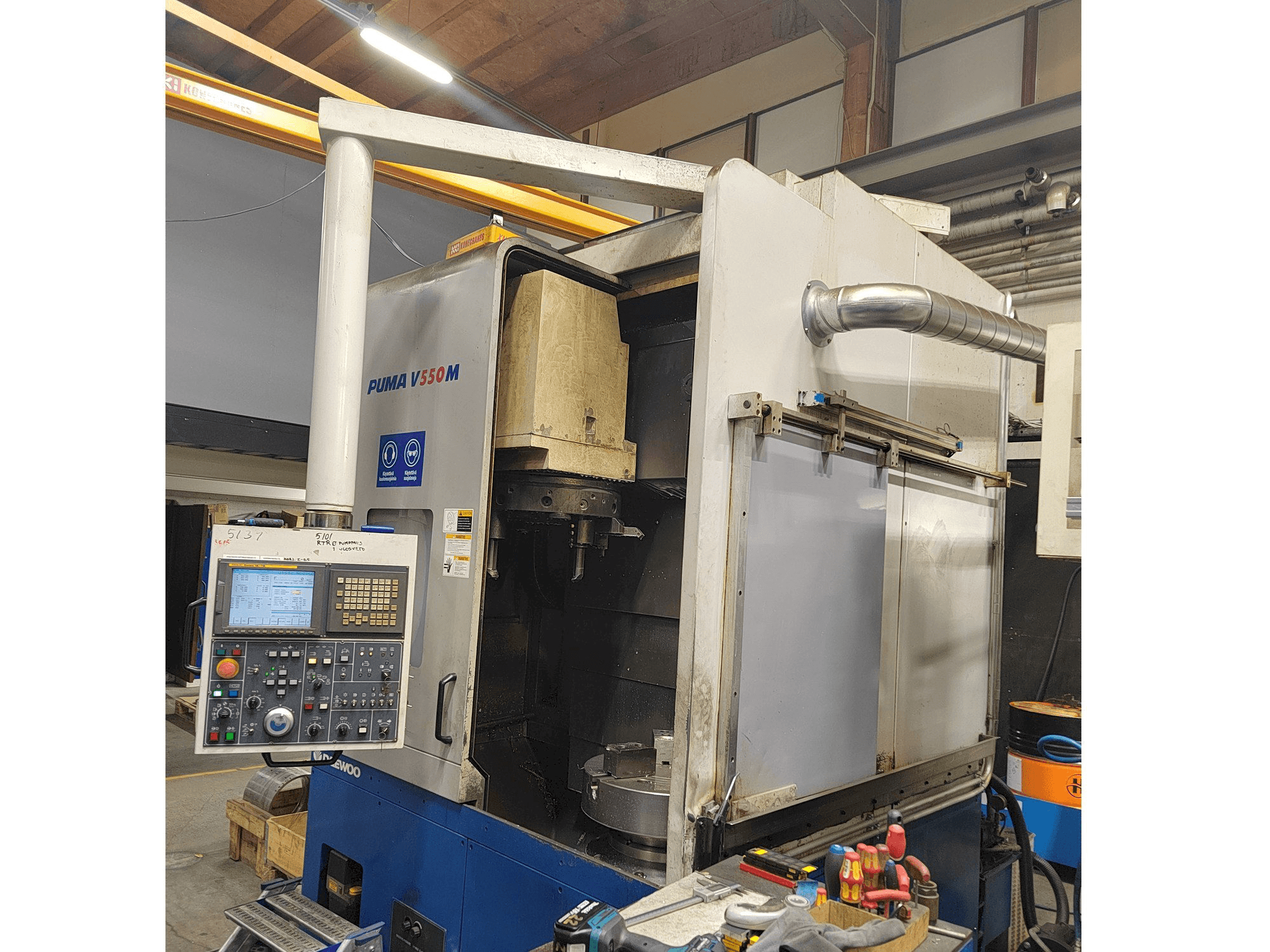 Prikaz stroja Doosan Puma V550M sprijeda