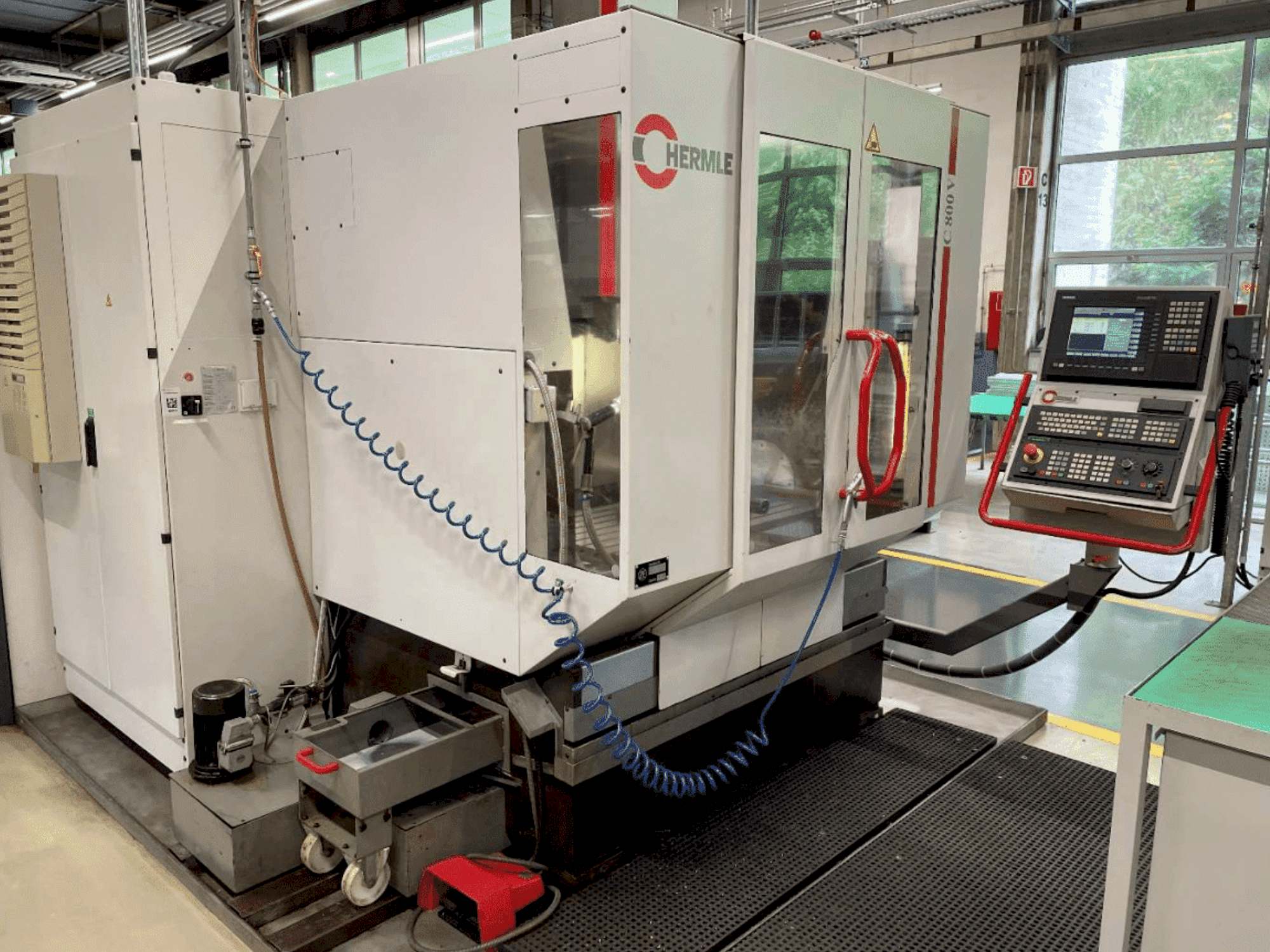 Prikaz stroja HERMLE C800V sprijeda