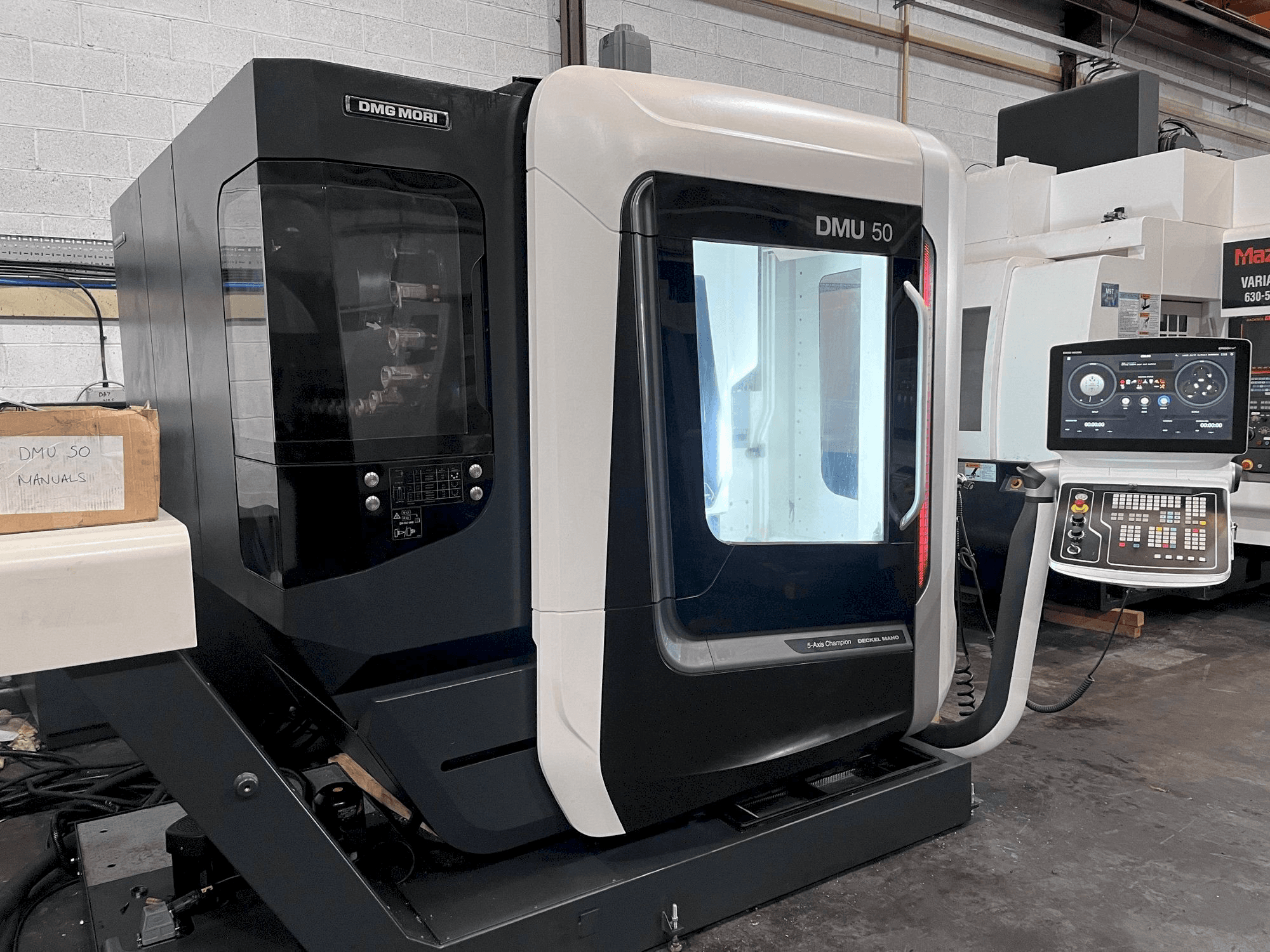 Prikaz stroja DMG DMU 50 sprijeda