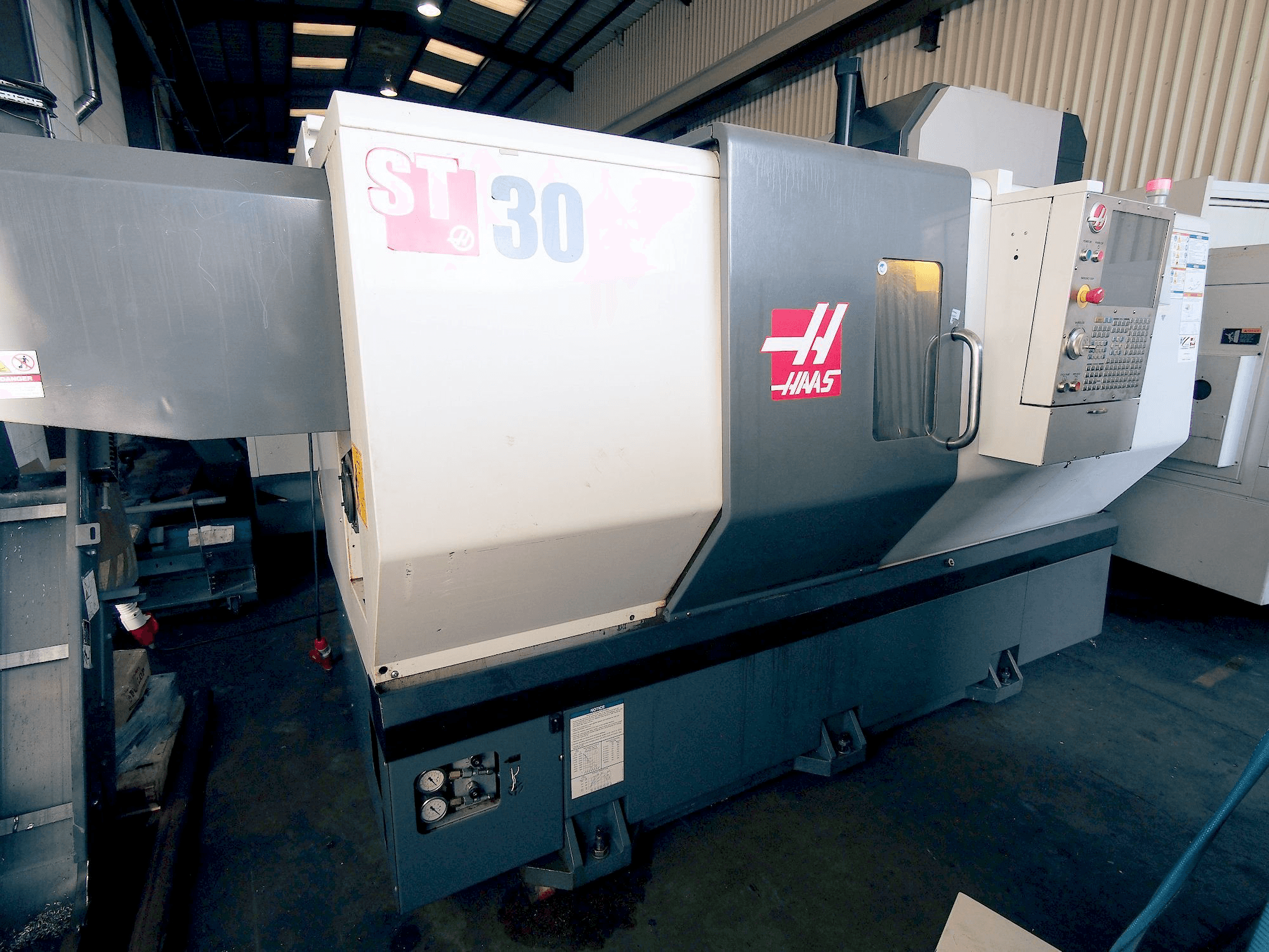 Prikaz stroja HAAS ST-30 sprijeda