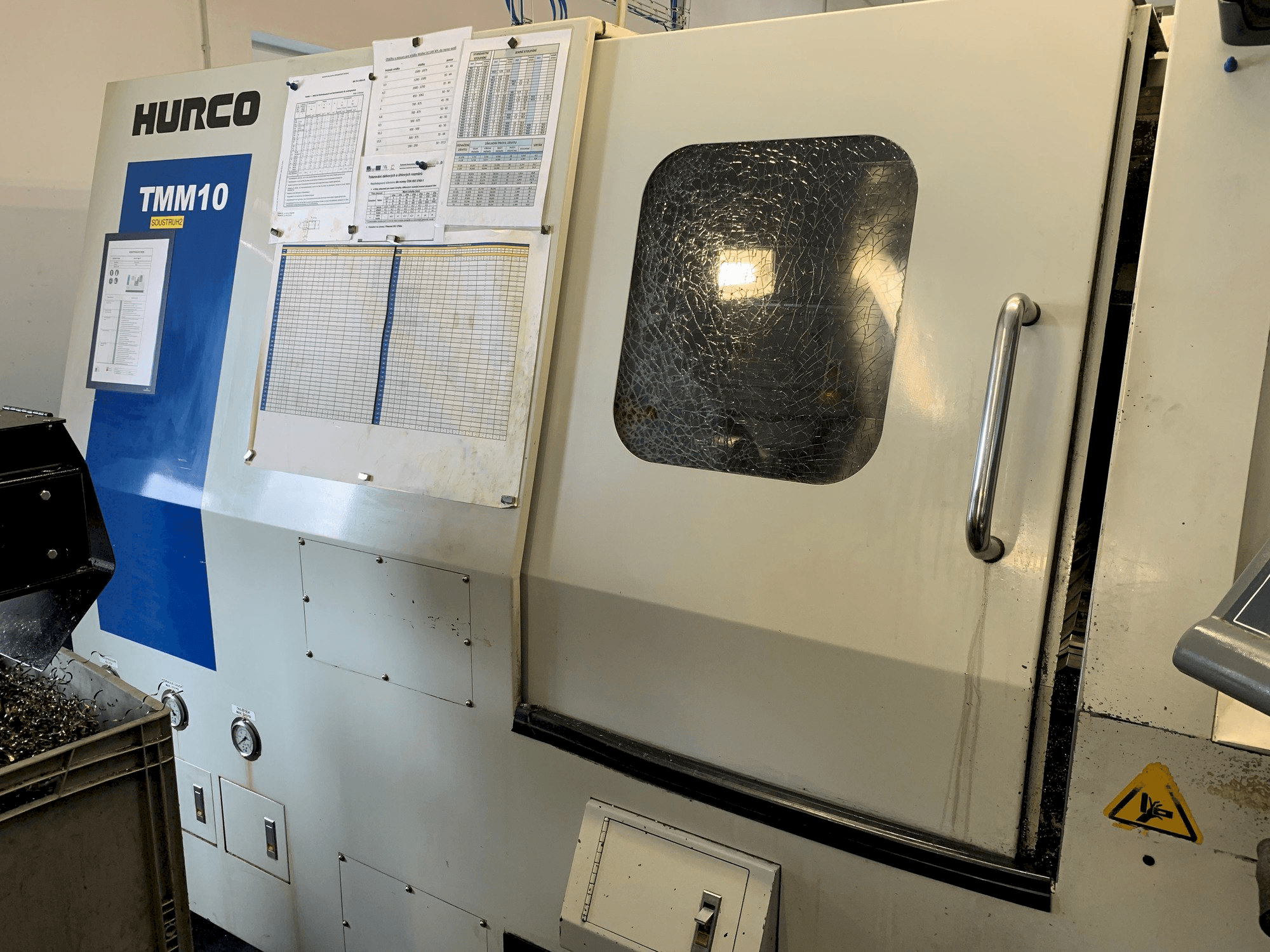 Prikaz stroja Hurco TMM 10 sprijeda