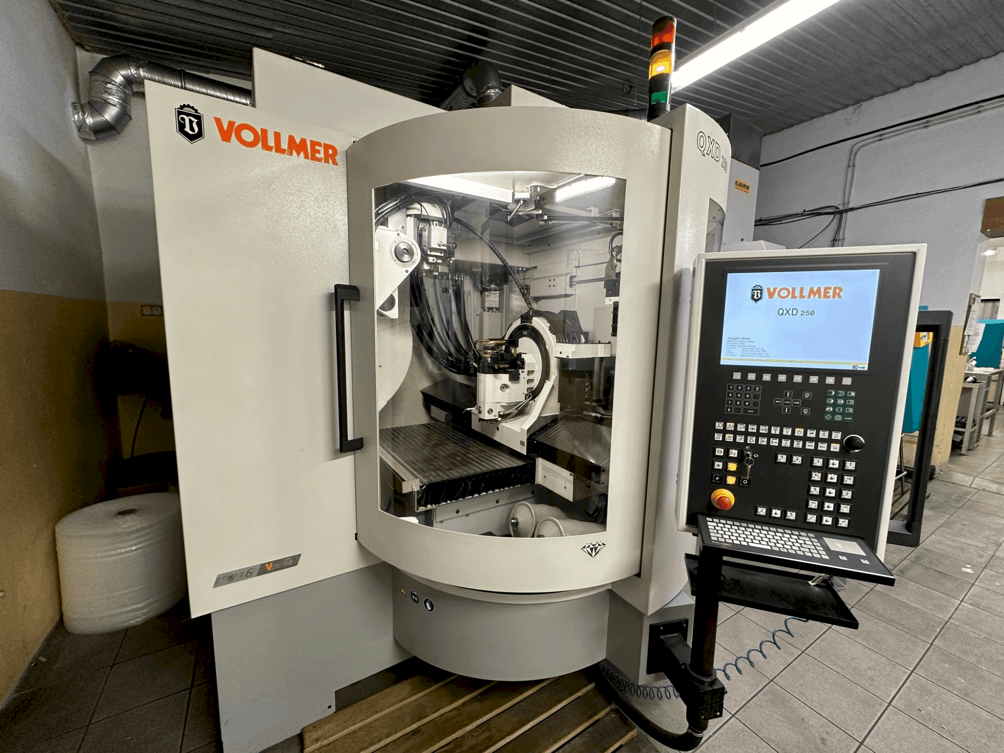 Prikaz stroja VOLLMER QXD 250 sprijeda