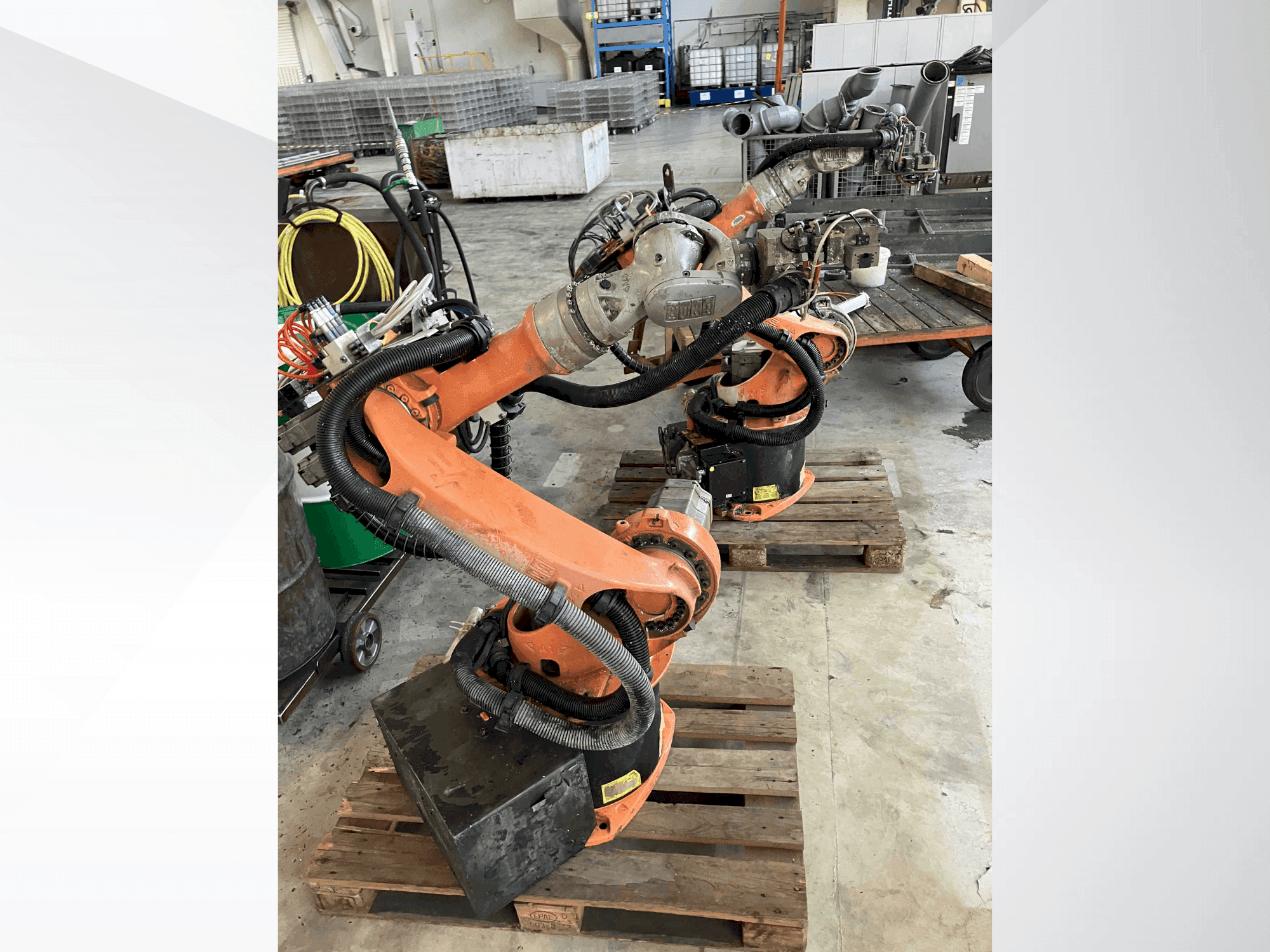 Prikaz stroja KUKA KR16 sprijeda