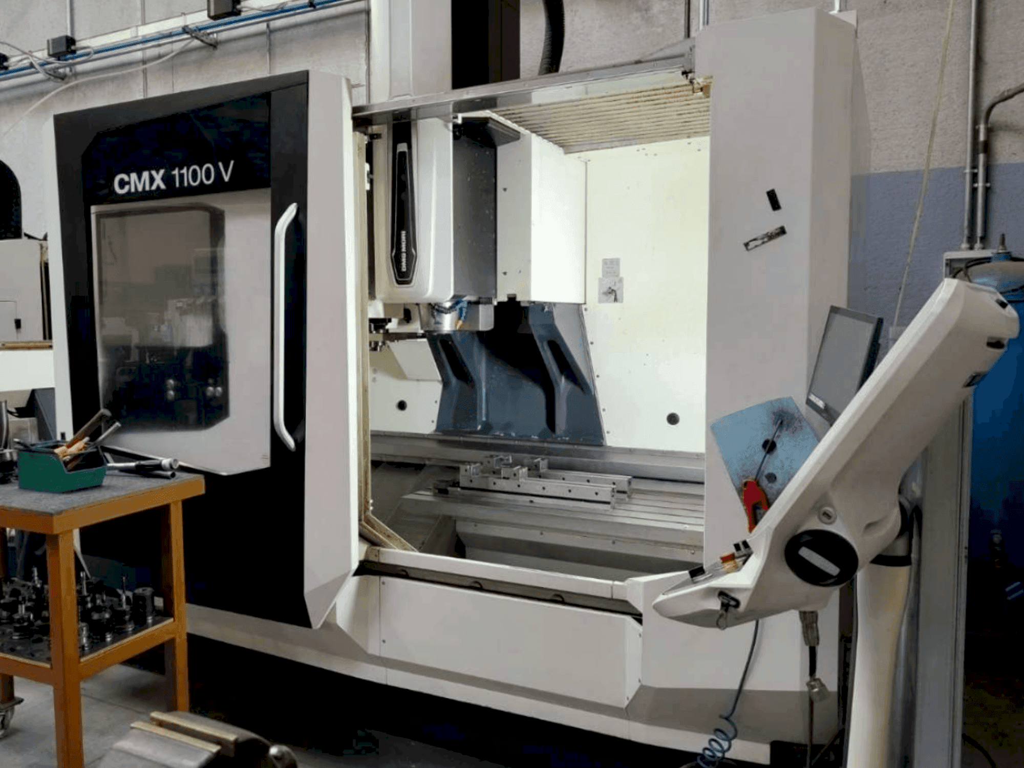 Prikaz stroja DMG MORI CMX 1100V sprijeda