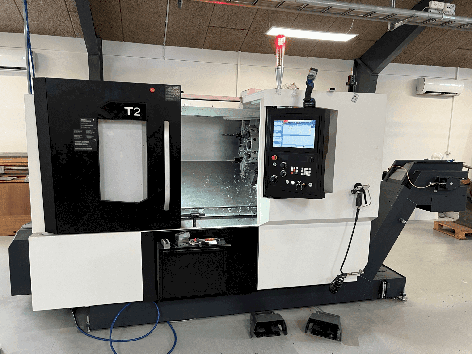 Prikaz stroja DMG MORI T2 sprijeda