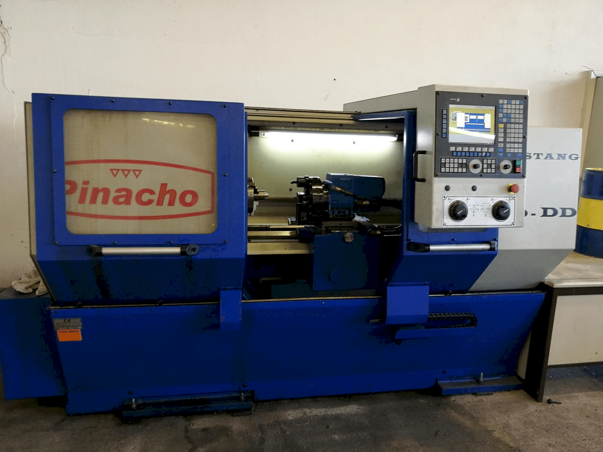 Prikaz stroja Pinacho Mustang 200-DD sprijeda