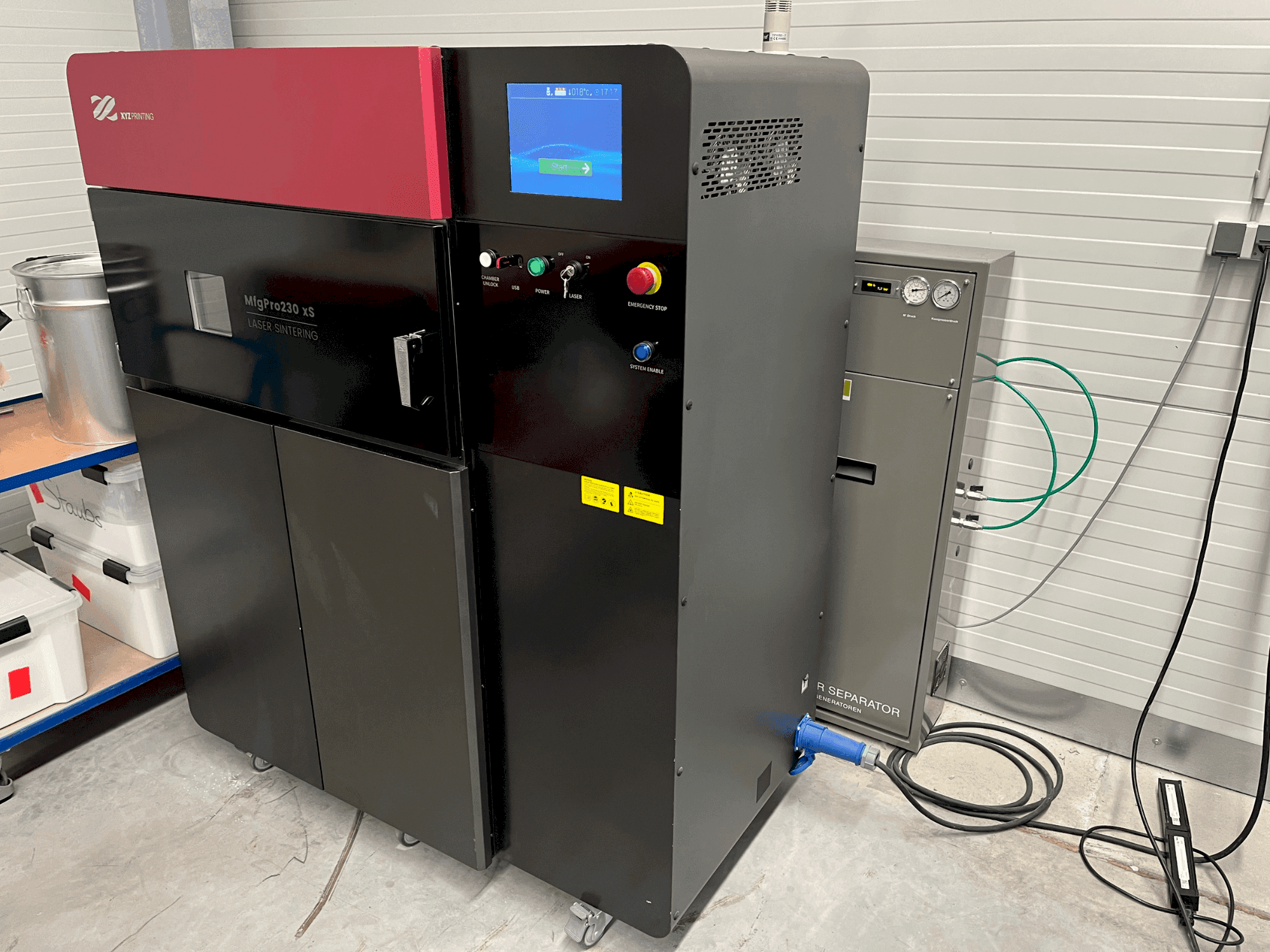 Prikaz stroja XYZ MfgPro230 xS (2022) sprijeda