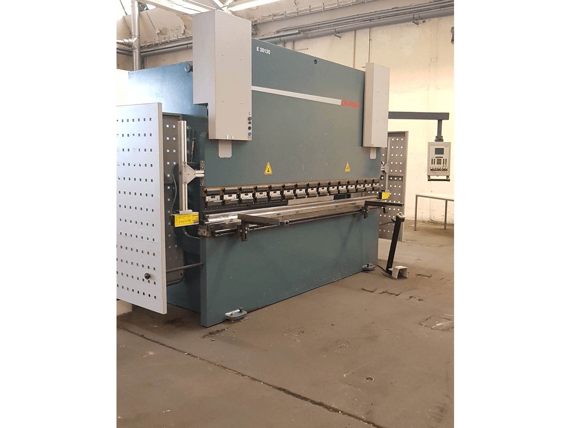 Prikaz stroja Dumazlar E 30120 sprijeda