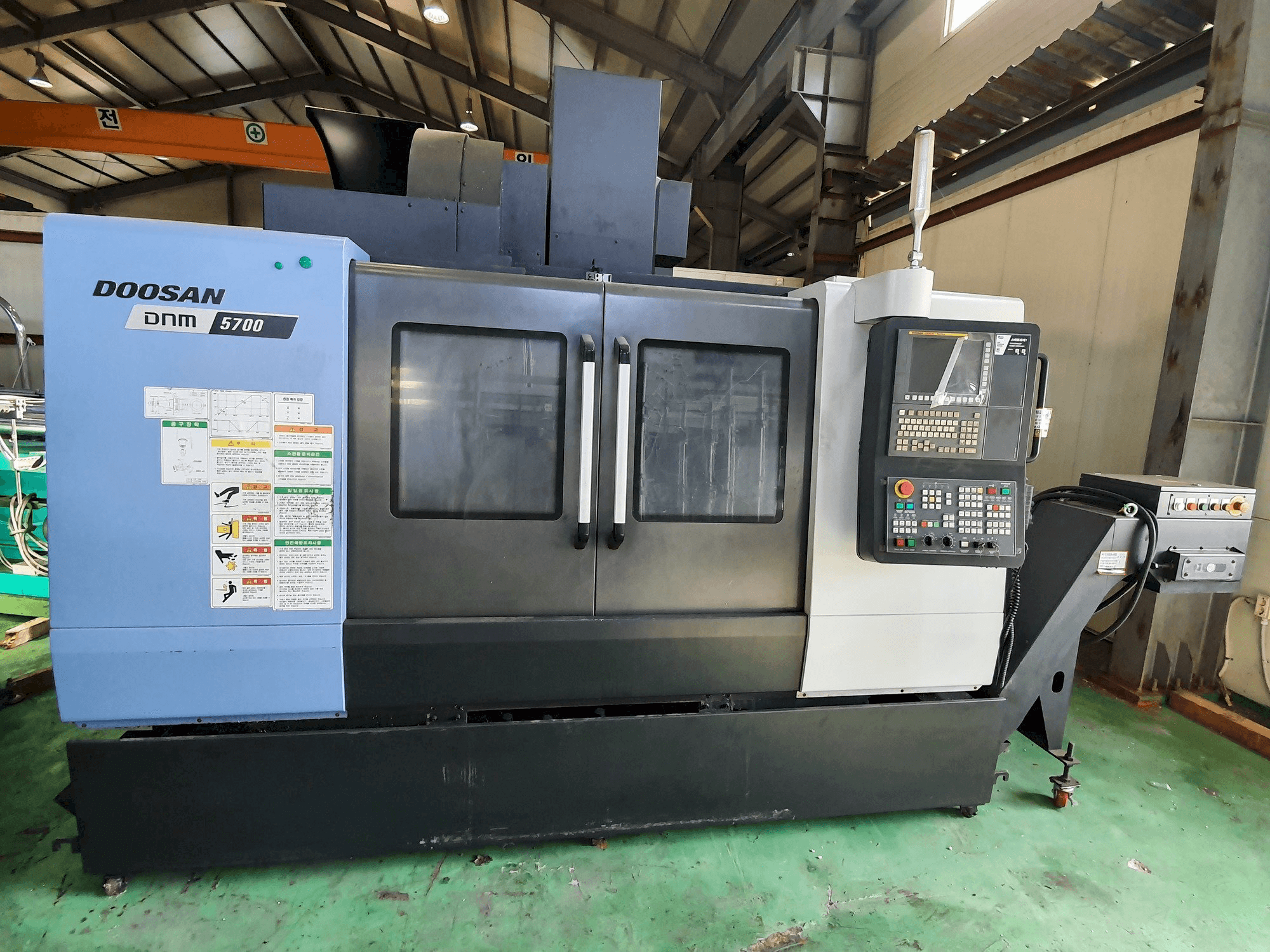 Prikaz stroja Doosan DNM5700 sprijeda
