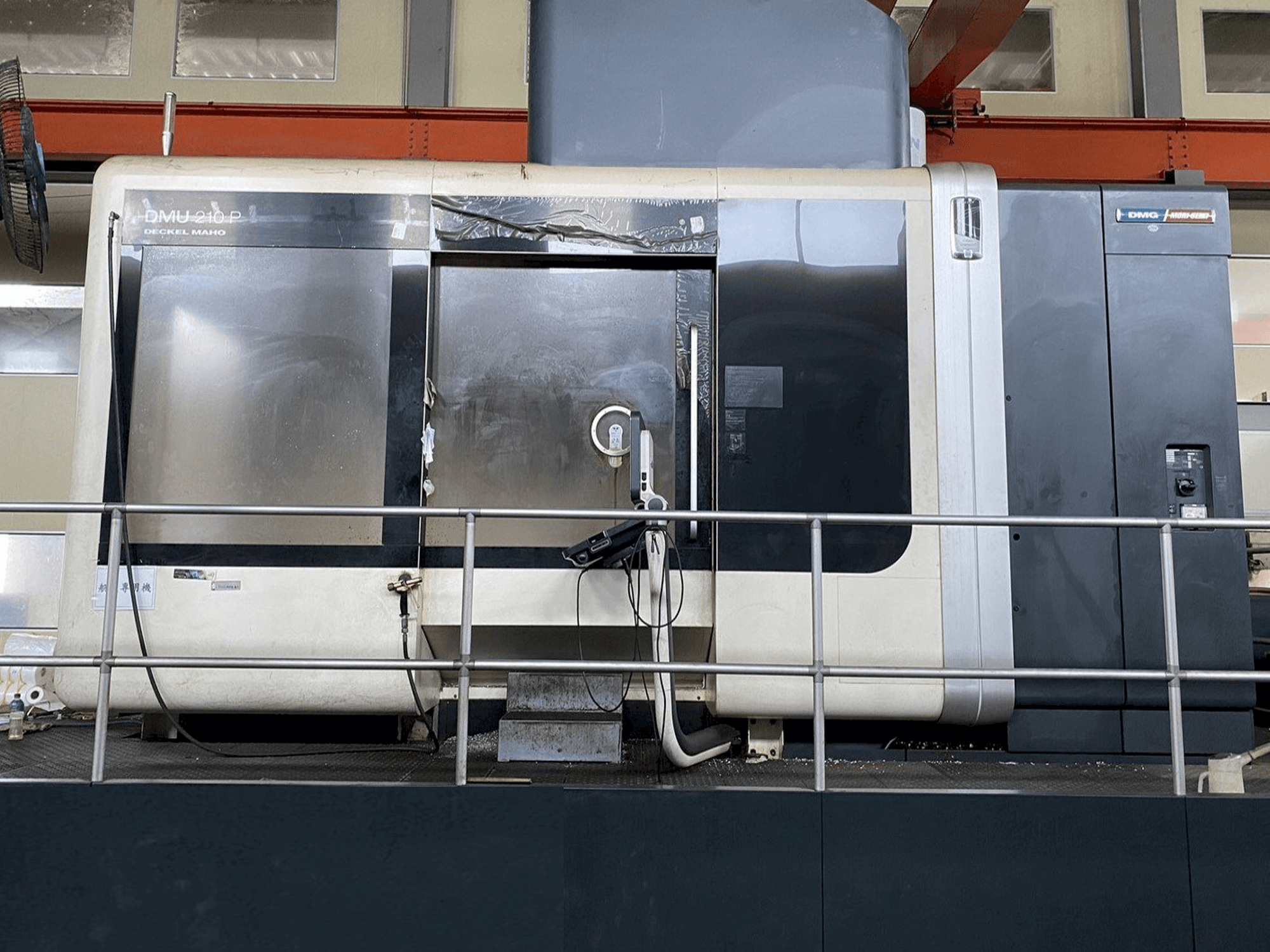 Prikaz stroja DMG DMU210P sprijeda