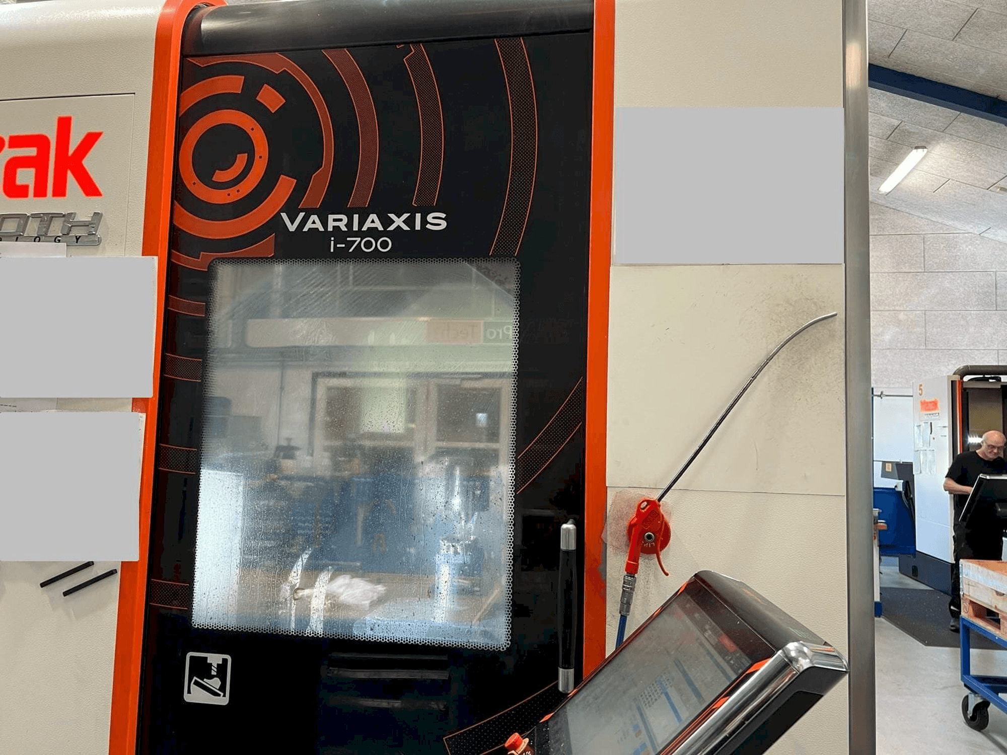 Prikaz stroja Mazak Variaxis i-700 sprijeda