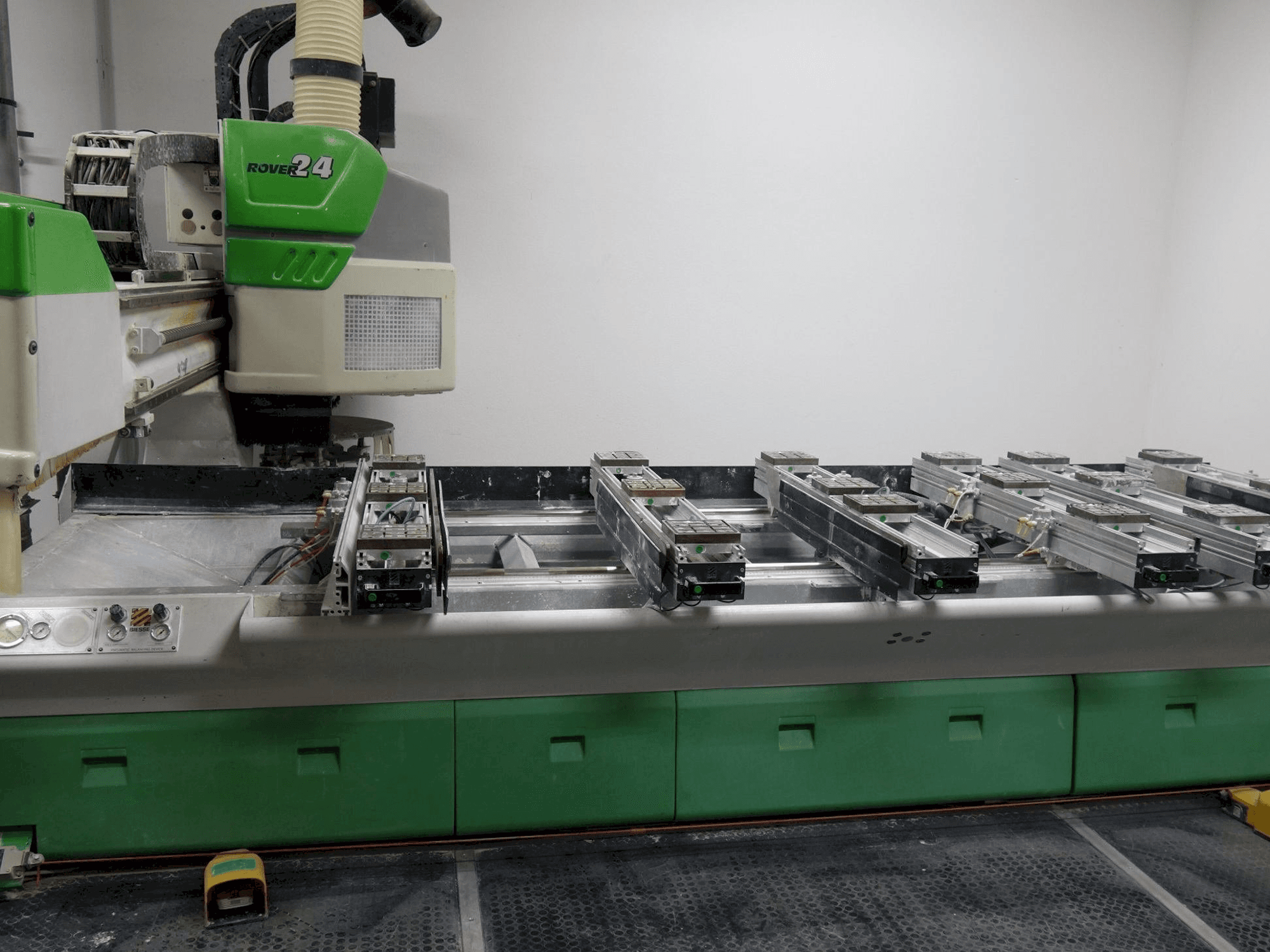 Prikaz stroja BIESSE Rover 24 S sprijeda