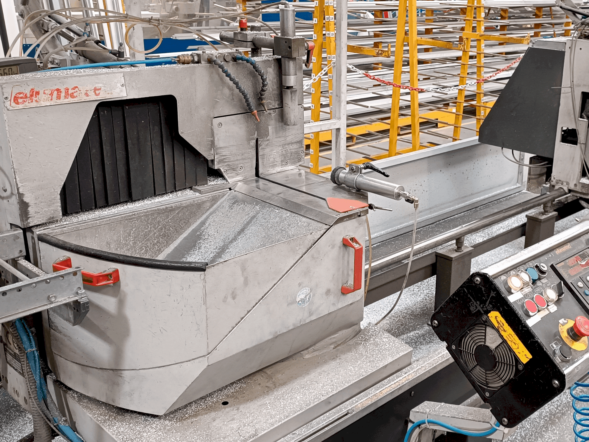 Prikaz stroja Elumatec DG 104/02 E255 sprijeda