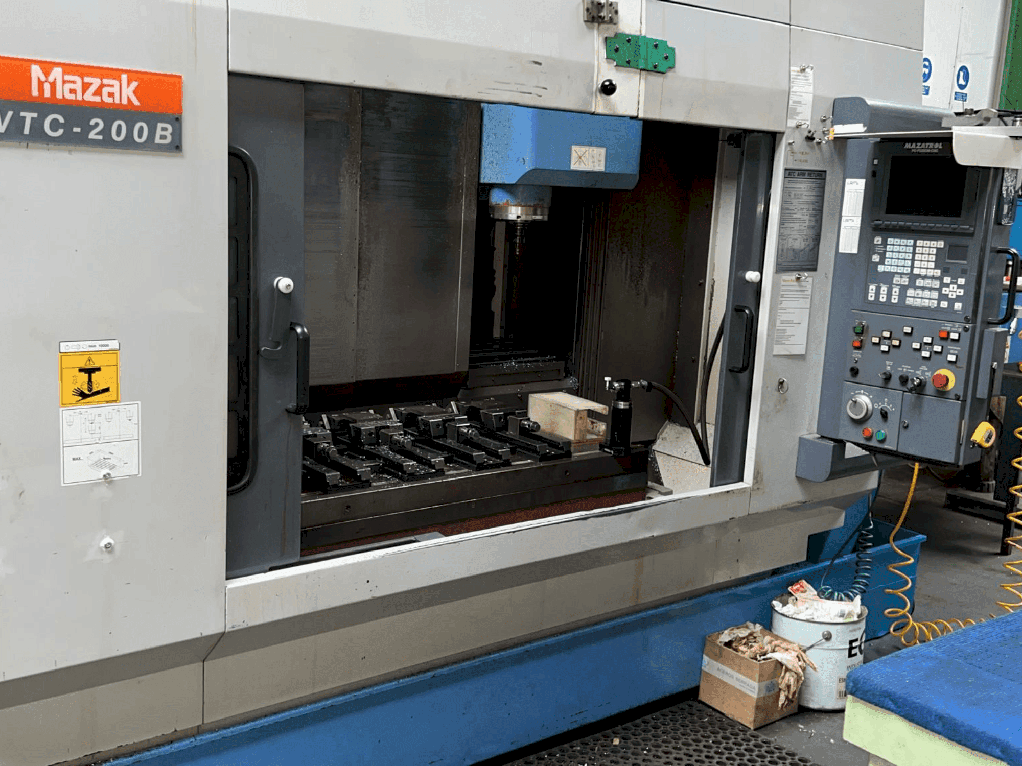 Prikaz stroja Mazak VTC 200B sprijeda