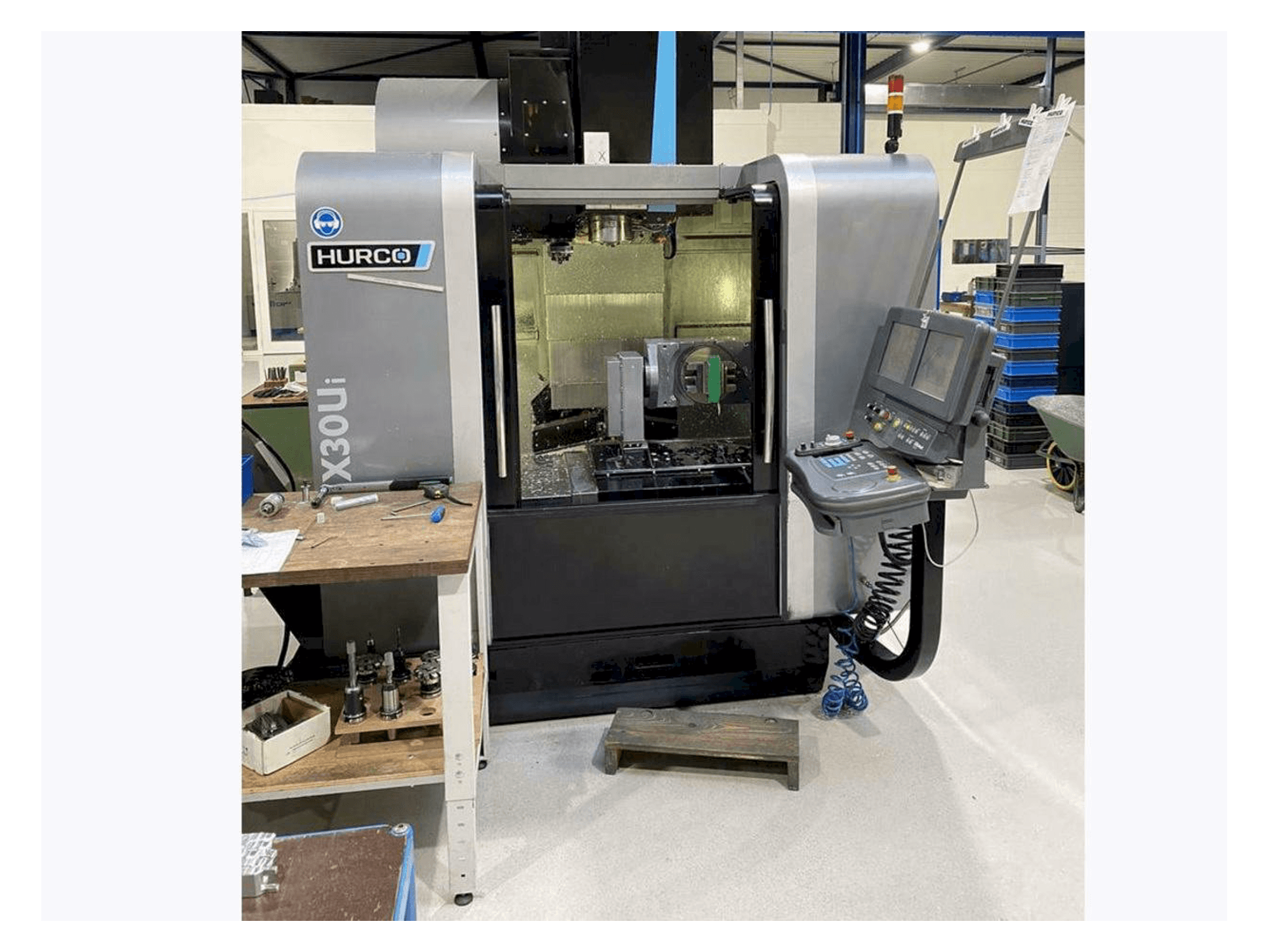 Prikaz stroja Hurco VMX30 Ui sprijeda