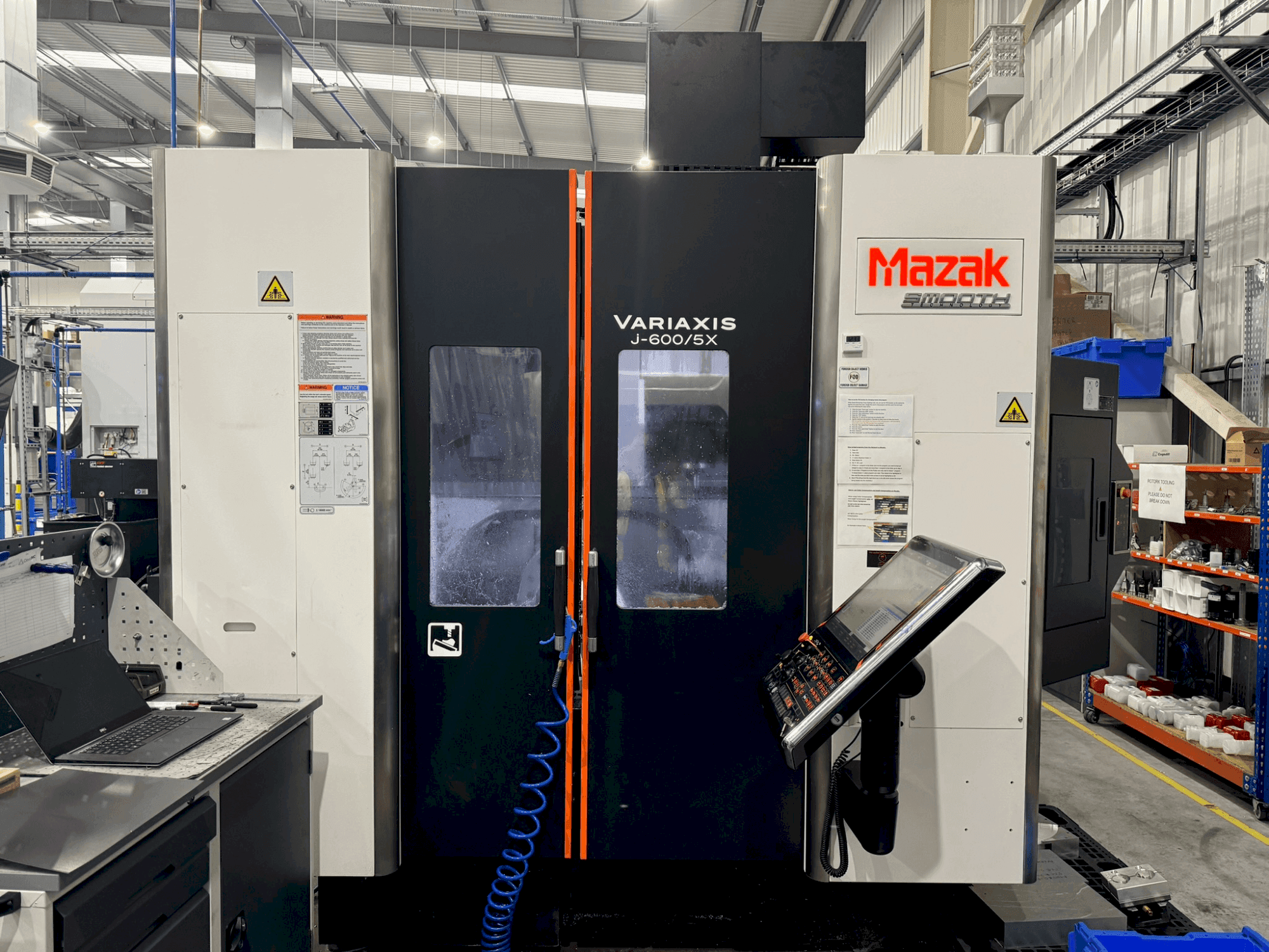 Prikaz stroja Mazak Variaxis J-600 sprijeda