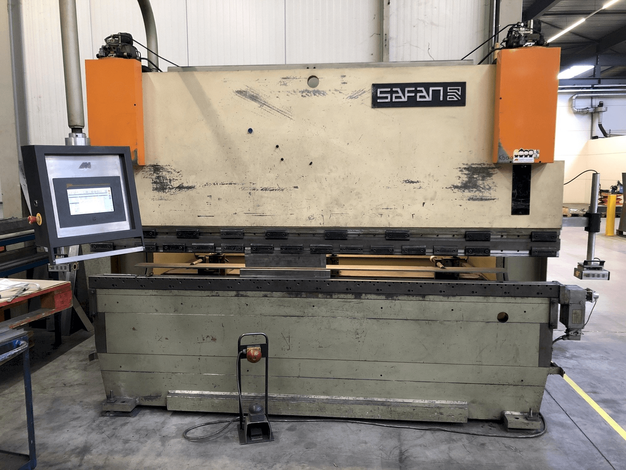 Prikaz stroja Safan CNCL 110T sprijeda