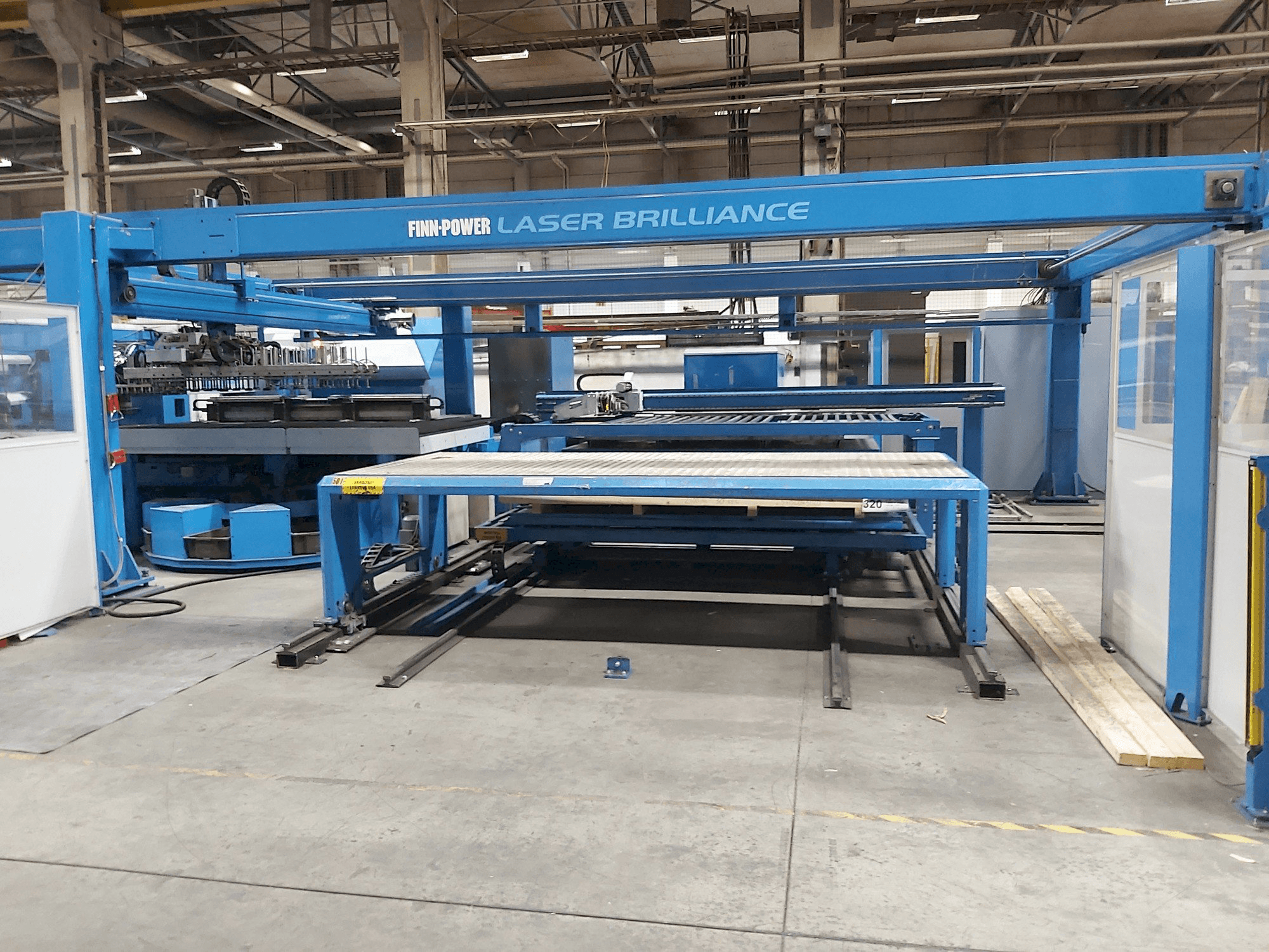 Prikaz stroja Finn-Power LG6 sprijeda