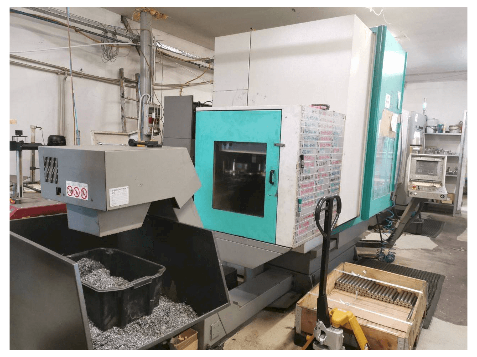 Prikaz stroja DECKEL MAHO 70 V sprijeda