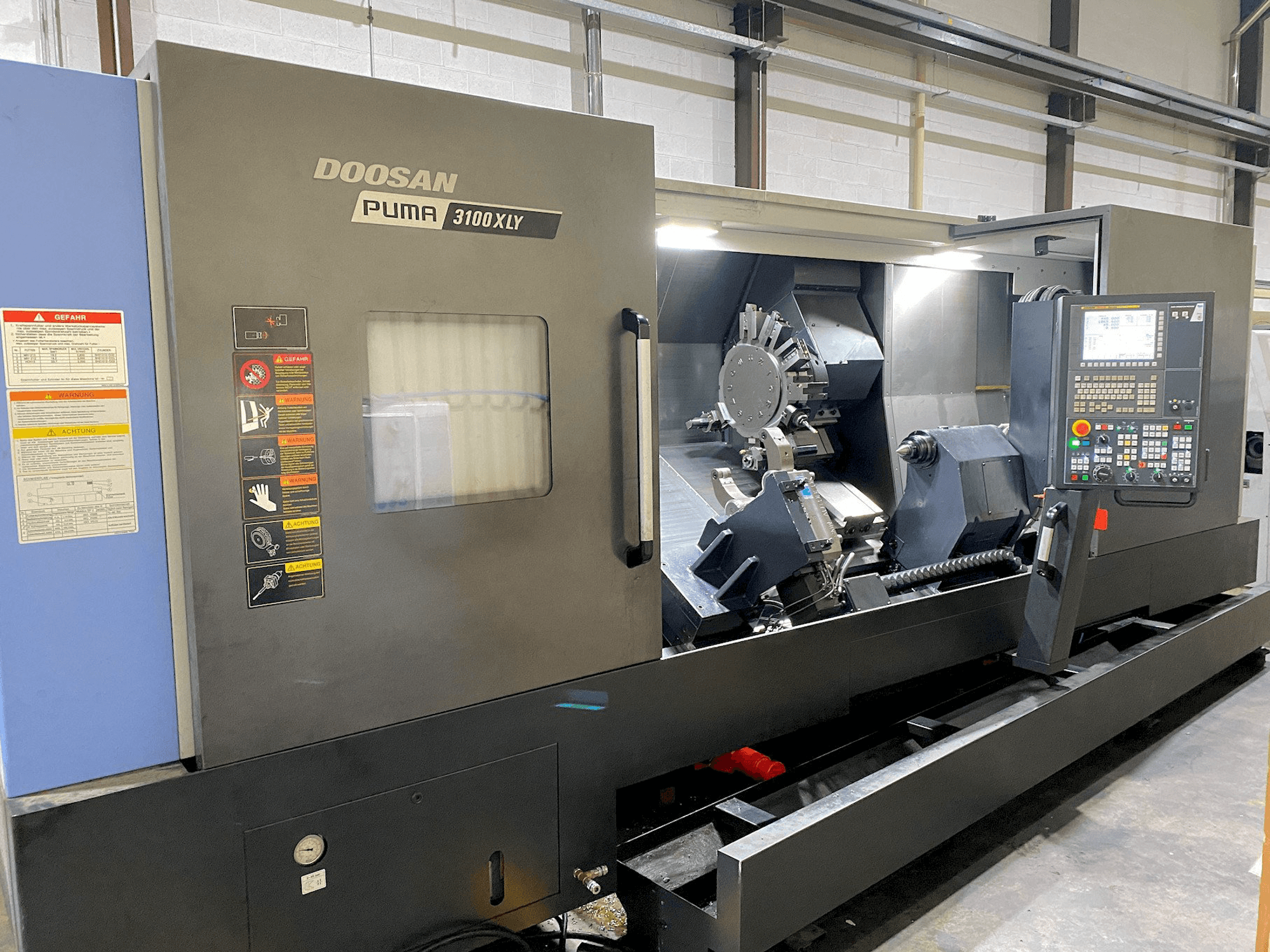 Prikaz stroja Doosan Puma 3100XLY sprijeda