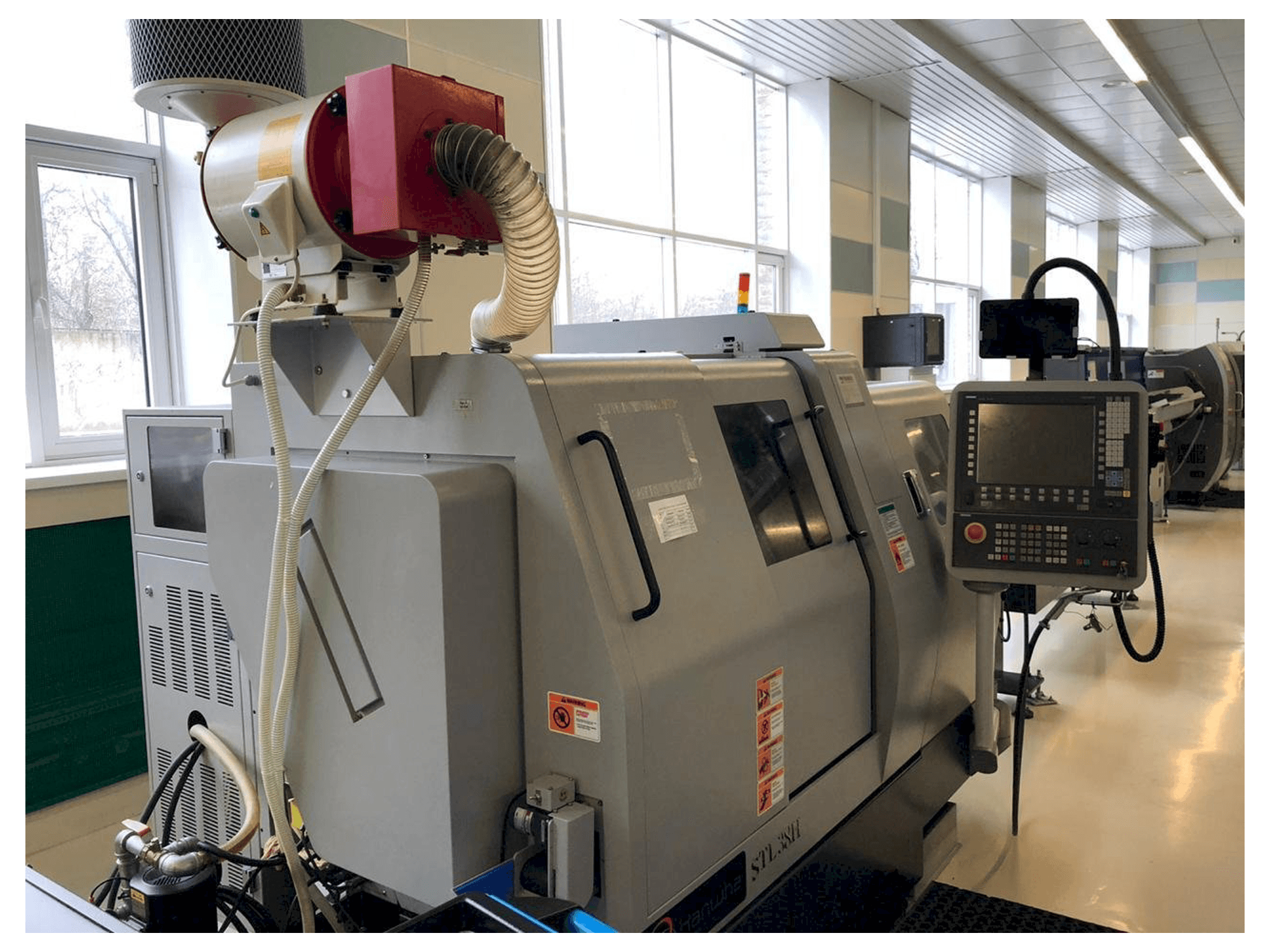 Prikaz stroja Hanwha STL 38H sprijeda