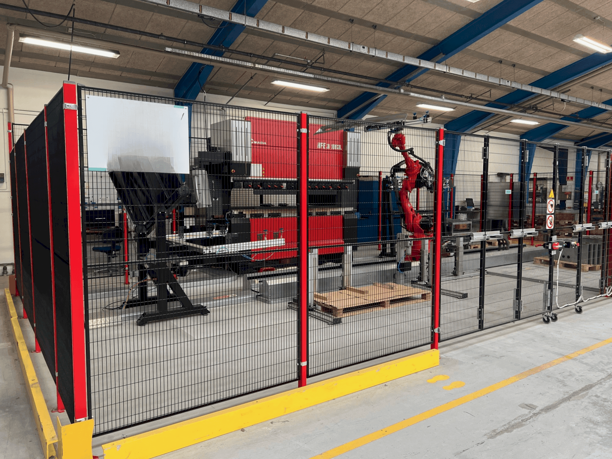 Prikaz stroja AMADA HFE3i 1003 8 axes L sprijeda
